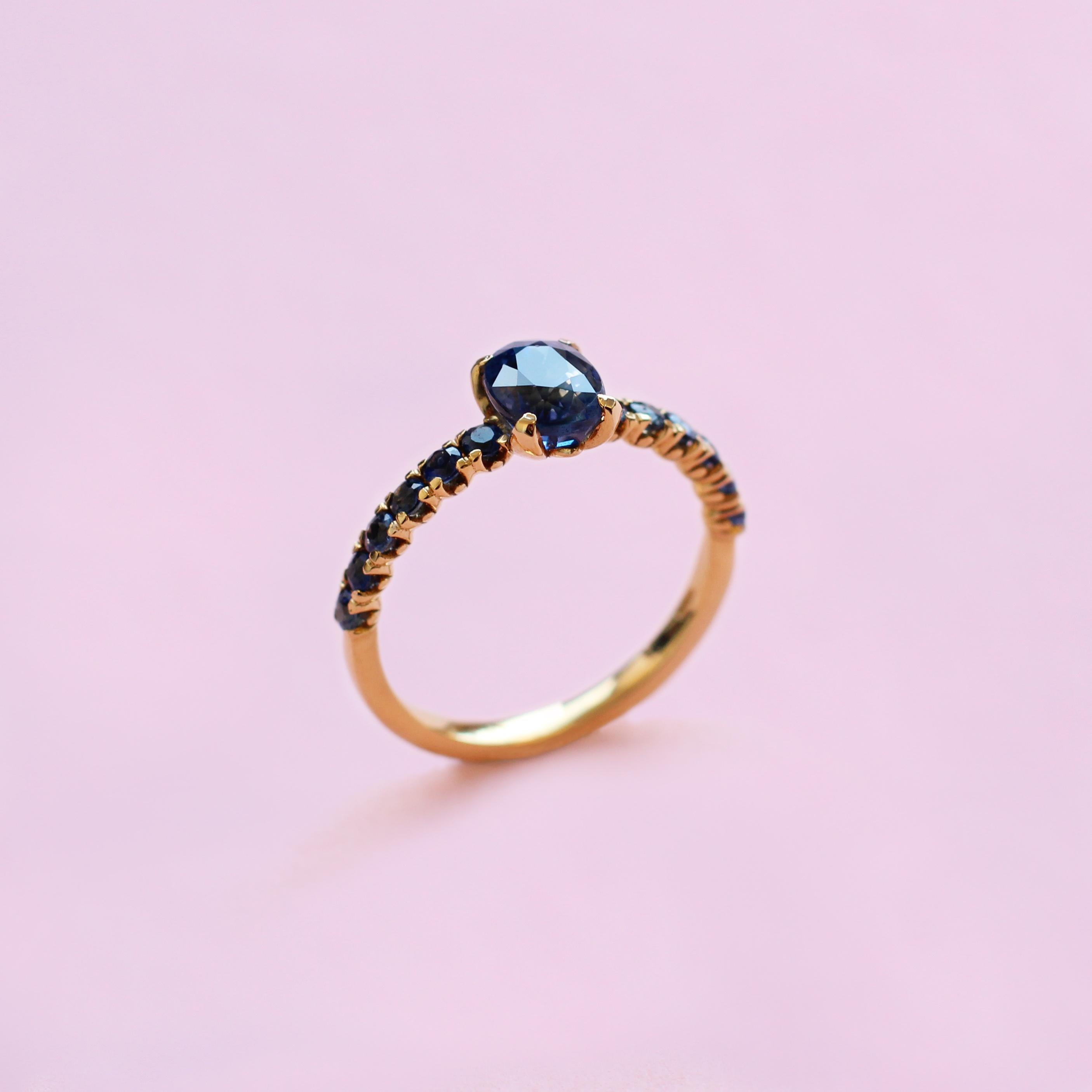 Contemporary Blue on Blue Sapphire Solitaire Ring Set in 18 Karat Yellow Gold For Sale