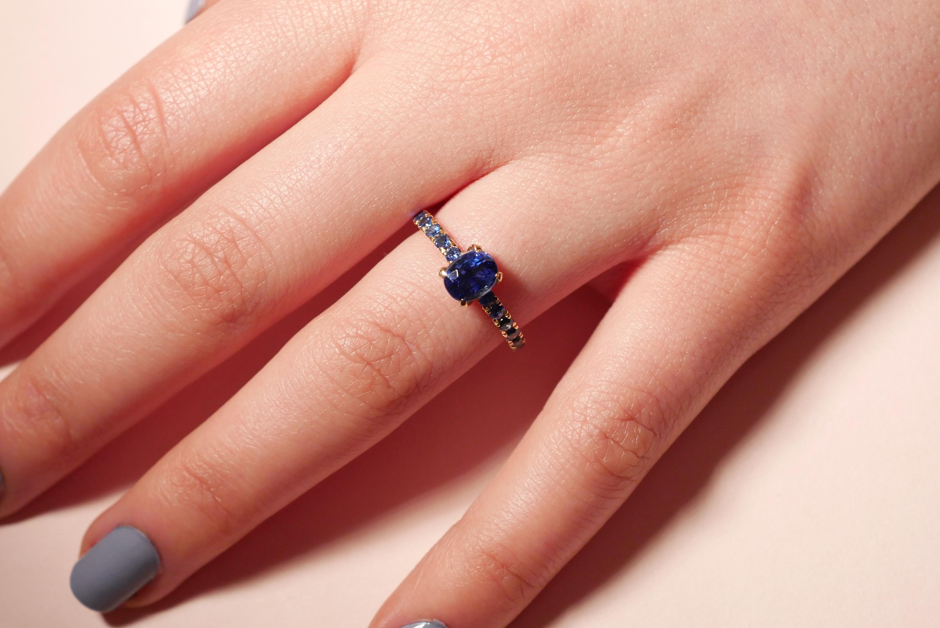 Taille ovale Bague solitaire en or jaune 18 carats sertie d'un saphir bleu sur bleu en vente