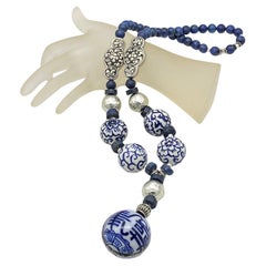 Collier pendentif en porcelaine bleue sur blanche et lapis-lazuli