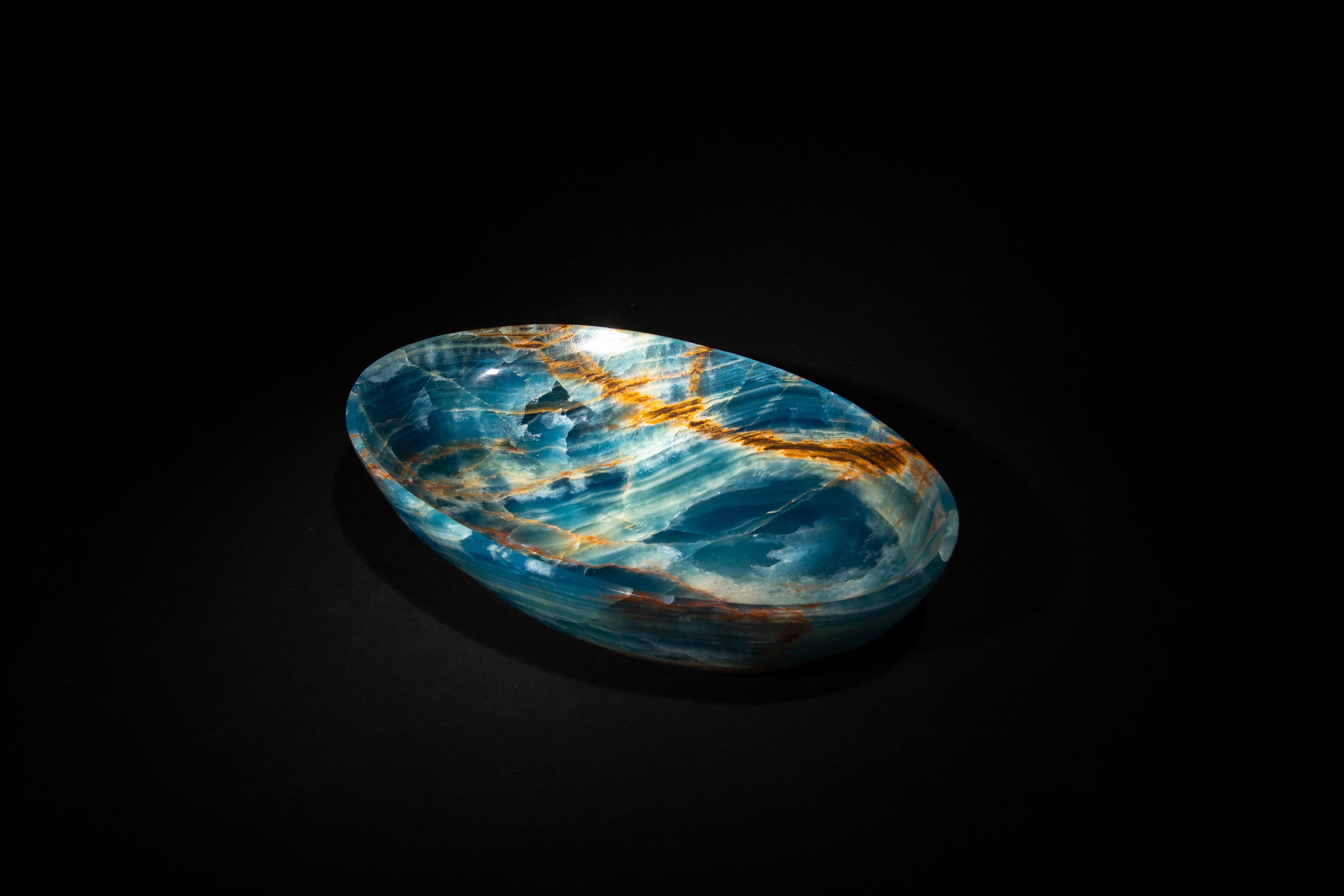 This Blue Onyx Vide Poche is an embodiment of sophistication and rare beauty. Measuring 9.25 inches by 6.25 inches with a height of 2 inches, it is crafted from richly veined blue onyx, a stone cherished for its striking coloration and smooth