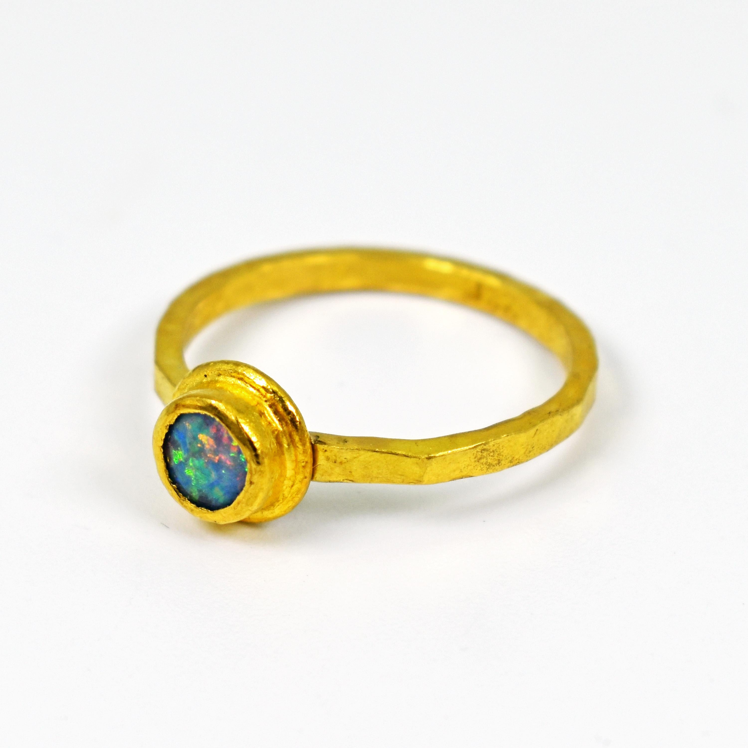 Blauer Opal 22 Karat Gold Lünette Stacker Mode Ring (Zeitgenössisch) im Angebot