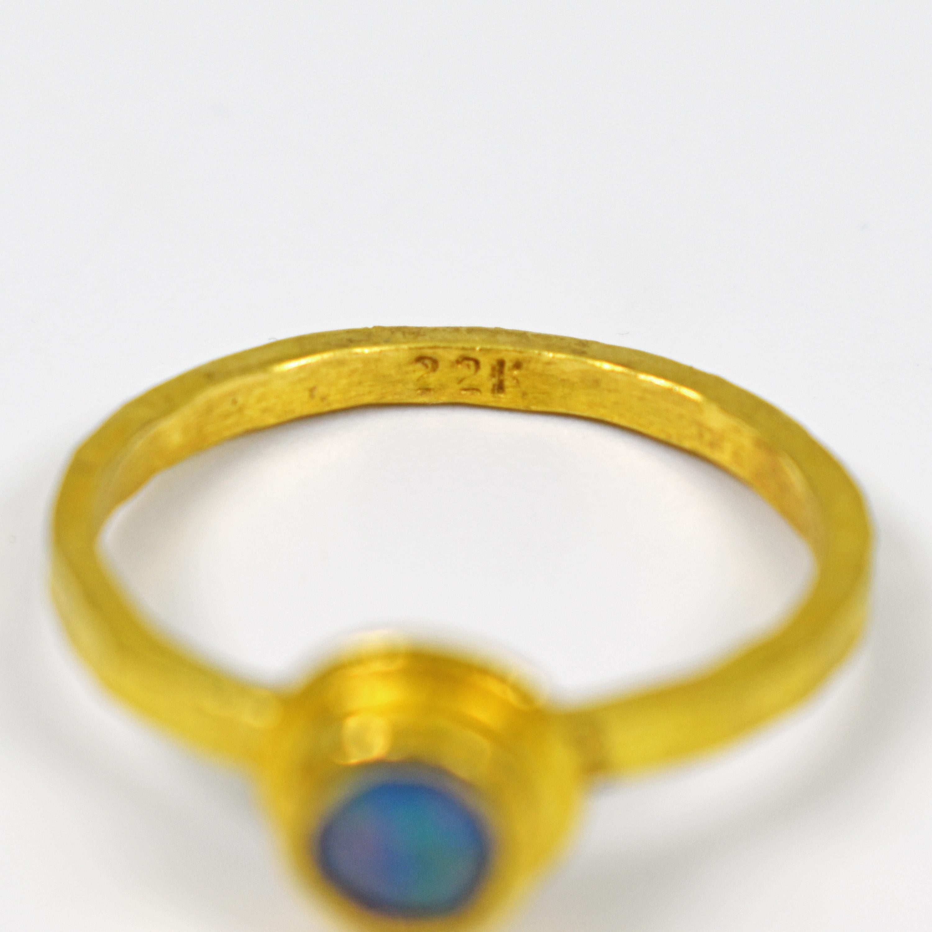 Bague à la mode en or 22 carats avec opale bleue et chaton en forme de lunette Pour femmes en vente