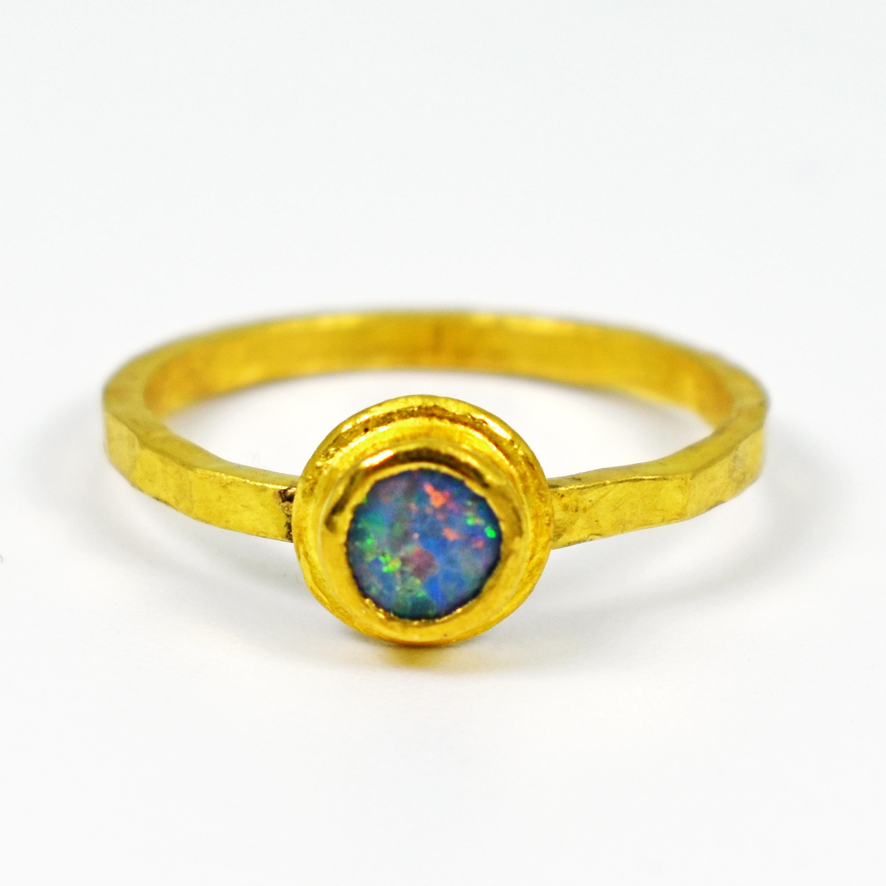 Bague à la mode en or 22 carats avec opale bleue et chaton en forme de lunette en vente 1