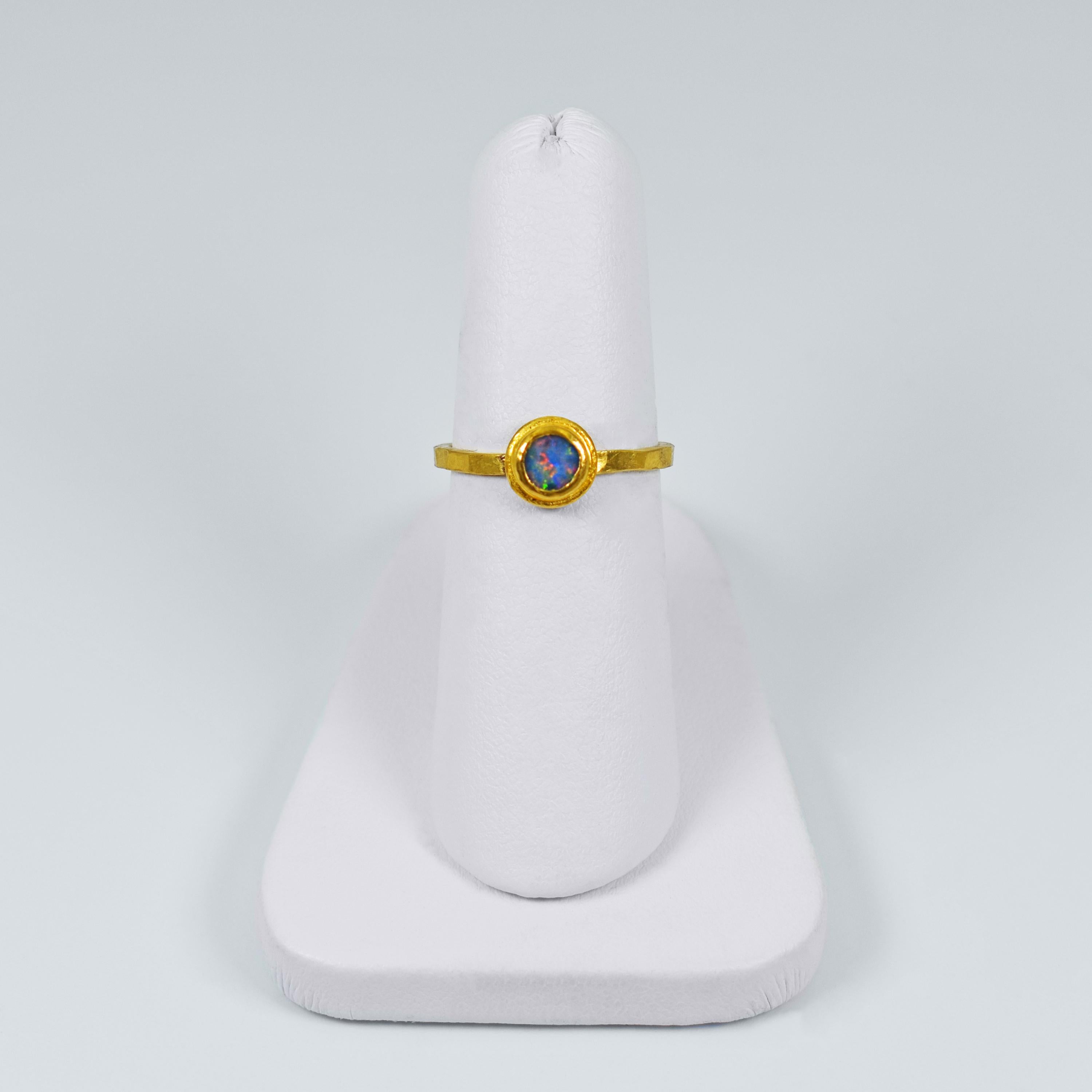 Bague à la mode en or 22 carats avec opale bleue et chaton en forme de lunette en vente 3
