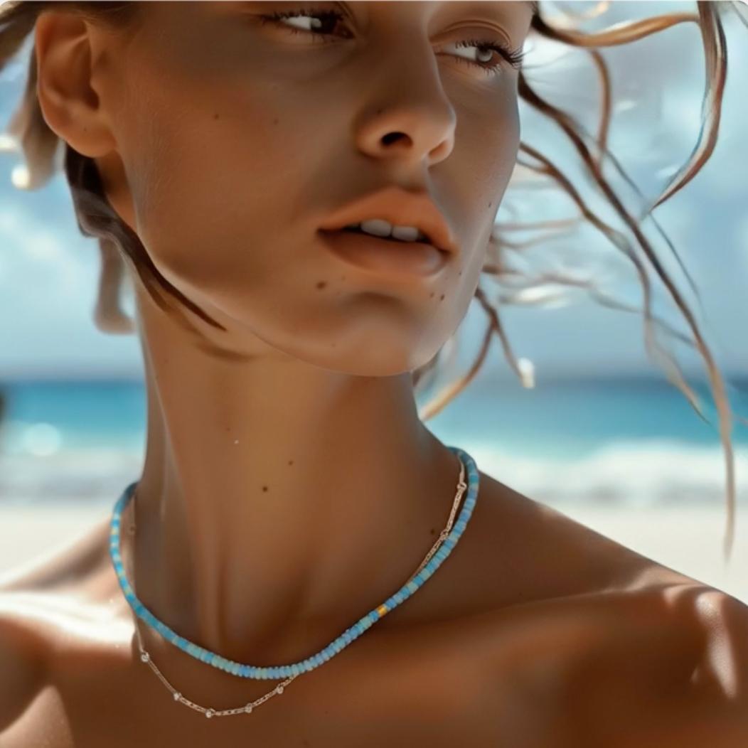 Questa collana di opale blu di Bombyx House è caratterizzata da un delicato e scintillante filo di vibranti gemme blu. Le opulente sfumature opaline evocano un senso di serena tranquillità, rendendo questo pezzo un accessorio sofisticato per