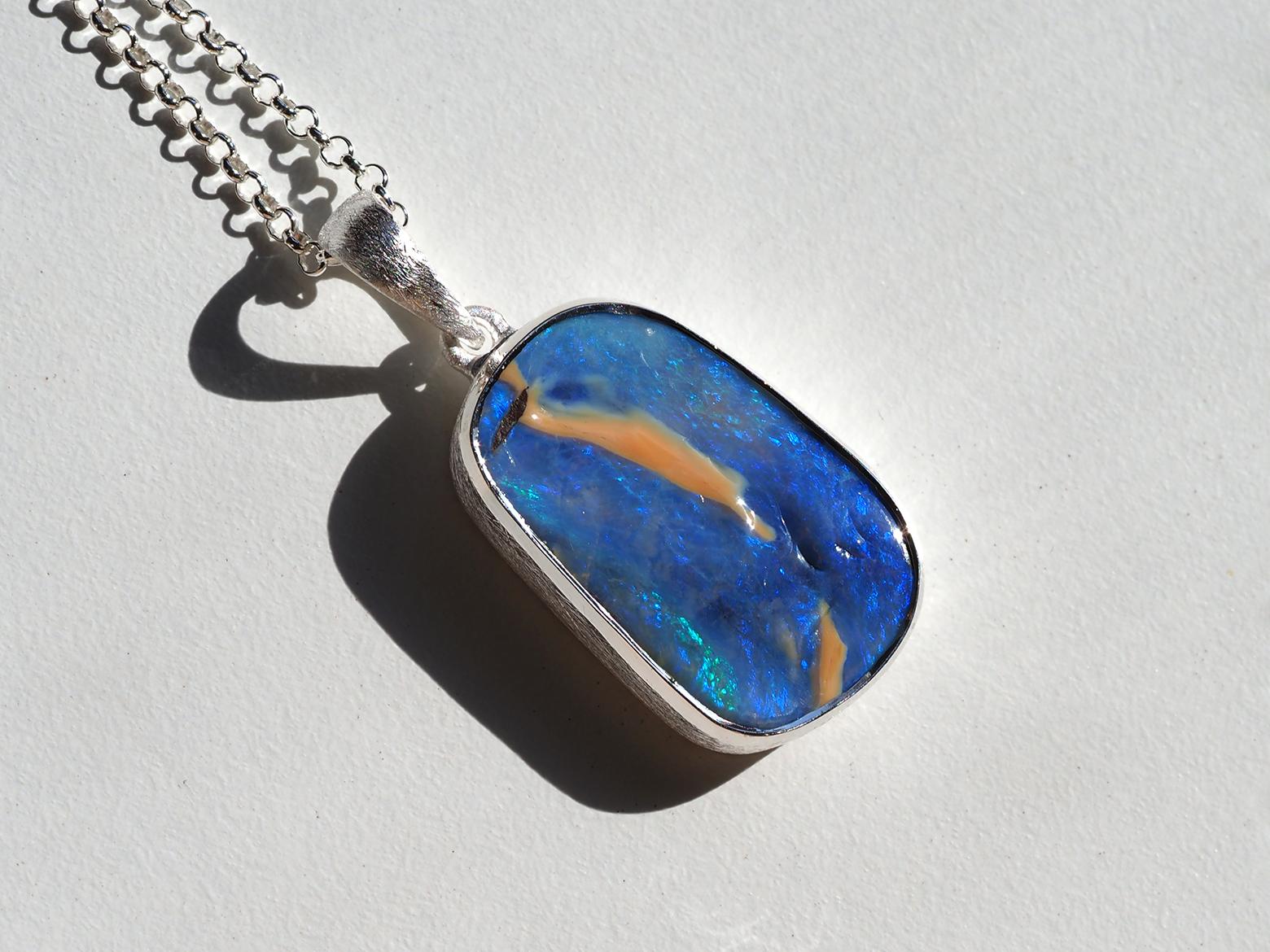 Blauer Opal Halskette 925 Sterling Silber Australischer Boulder Opal Anhänger (Kunsthandwerker*in) im Angebot