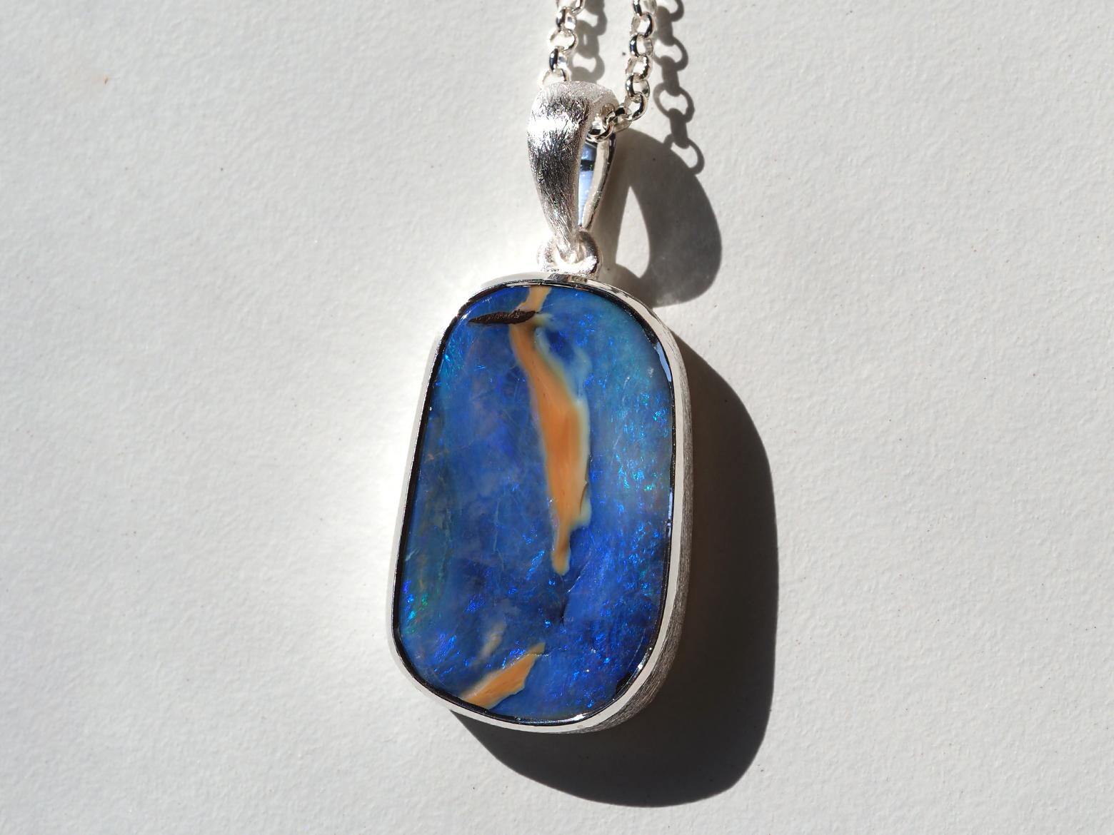 Blauer Opal Halskette 925 Sterling Silber Australischer Boulder Opal Anhänger (Ovalschliff) im Angebot
