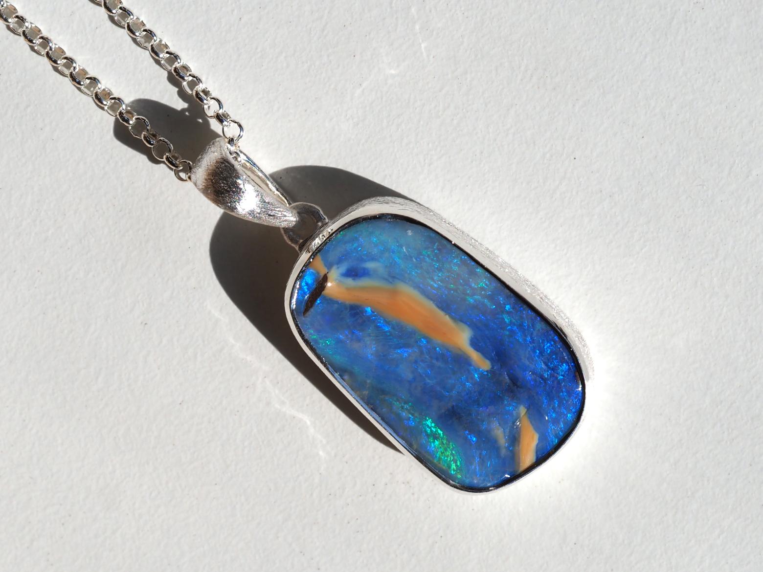 Blauer Opal Halskette 925 Sterling Silber Australischer Boulder Opal Anhänger im Zustand „Neu“ im Angebot in Berlin, DE