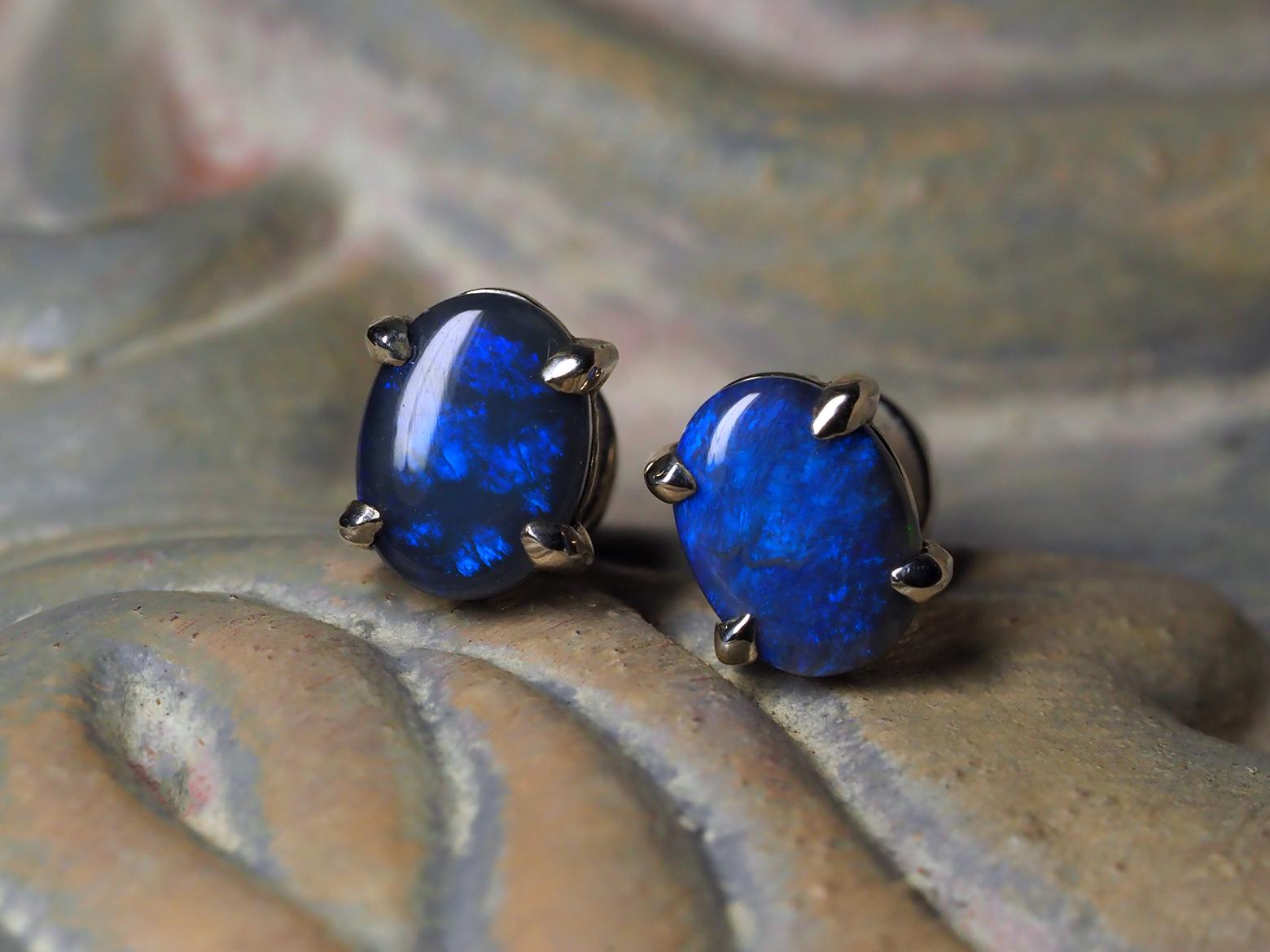 Boucles d'oreilles en argent sterling avec Opale néon naturelle et précieuse avec opalescence bleue.
Origine de l'opale - Australie
mesures opales - 0.24 x 0.31 in / 6 x 8 mm
poids des opales - 2.6 carats
Poids des boucles d'oreilles - 2,6 grammes