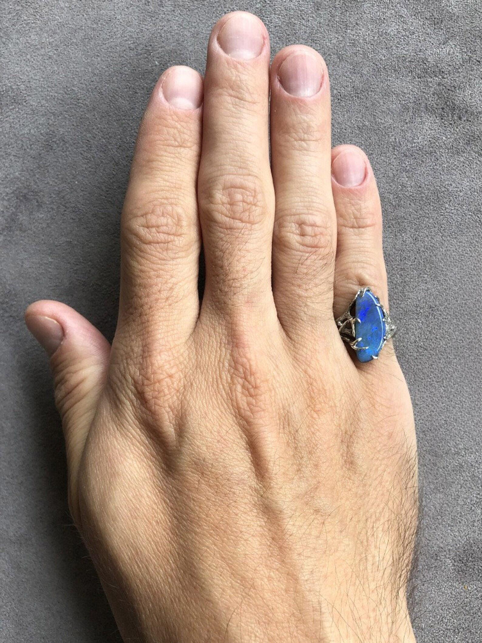 Silberring mit natürlichem Blauen Opal mit Milchstraßenmuster 
Opal Herkunft - Australien
Abmessungen des Opals - 0,12 x 0,31 x 0,79 Zoll / 3 x 8 x 20 mm
Gewicht des Opals - 3.85 Karat
Ringgröße - 7 1/4 US / 55 EU
Ringgewicht - 3.97 Gramm


Wir