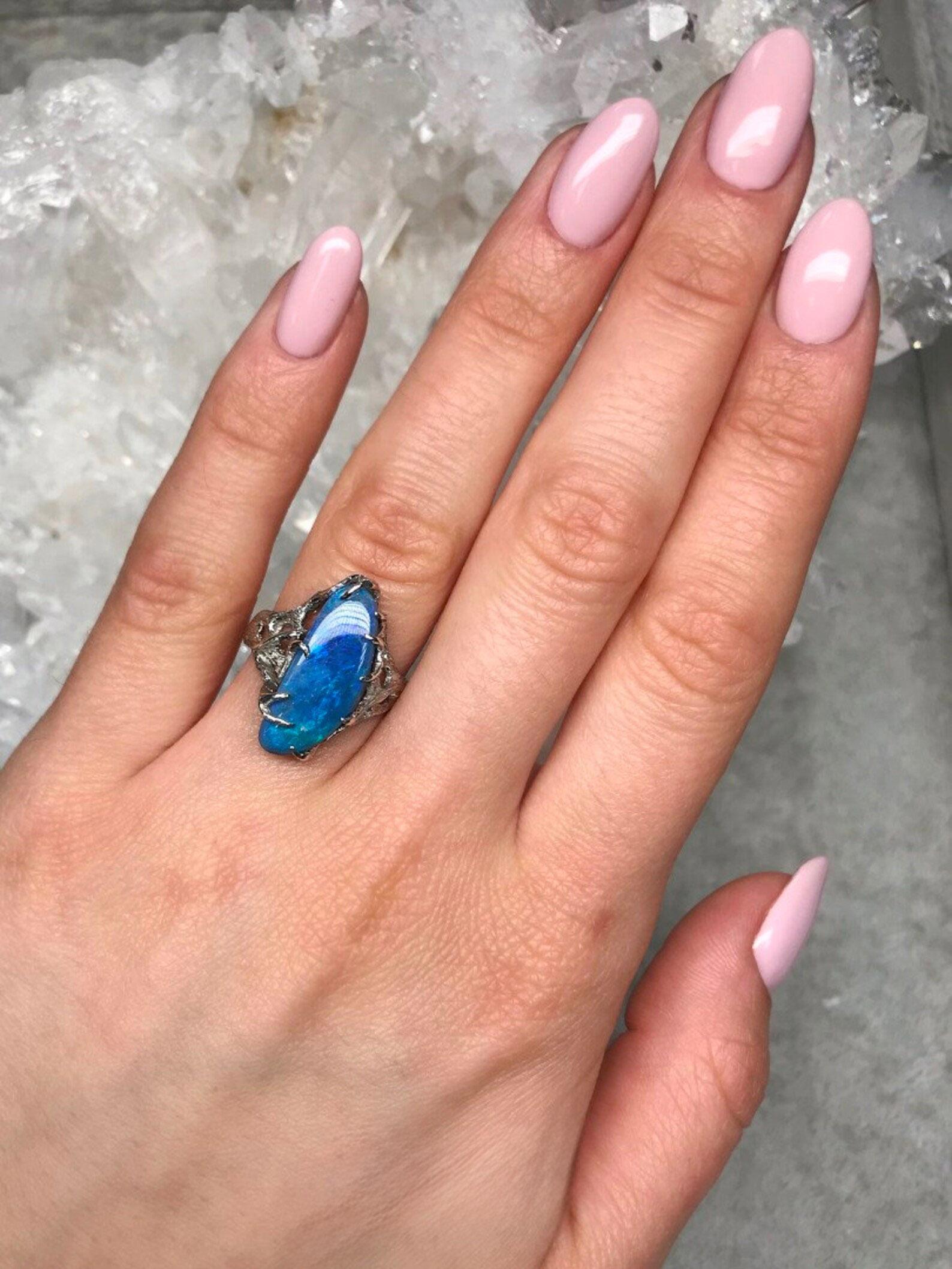 Artisan Bague unisexe en argent et opale bleue, pierre précieuse australienne naturelle Milky Way  en vente