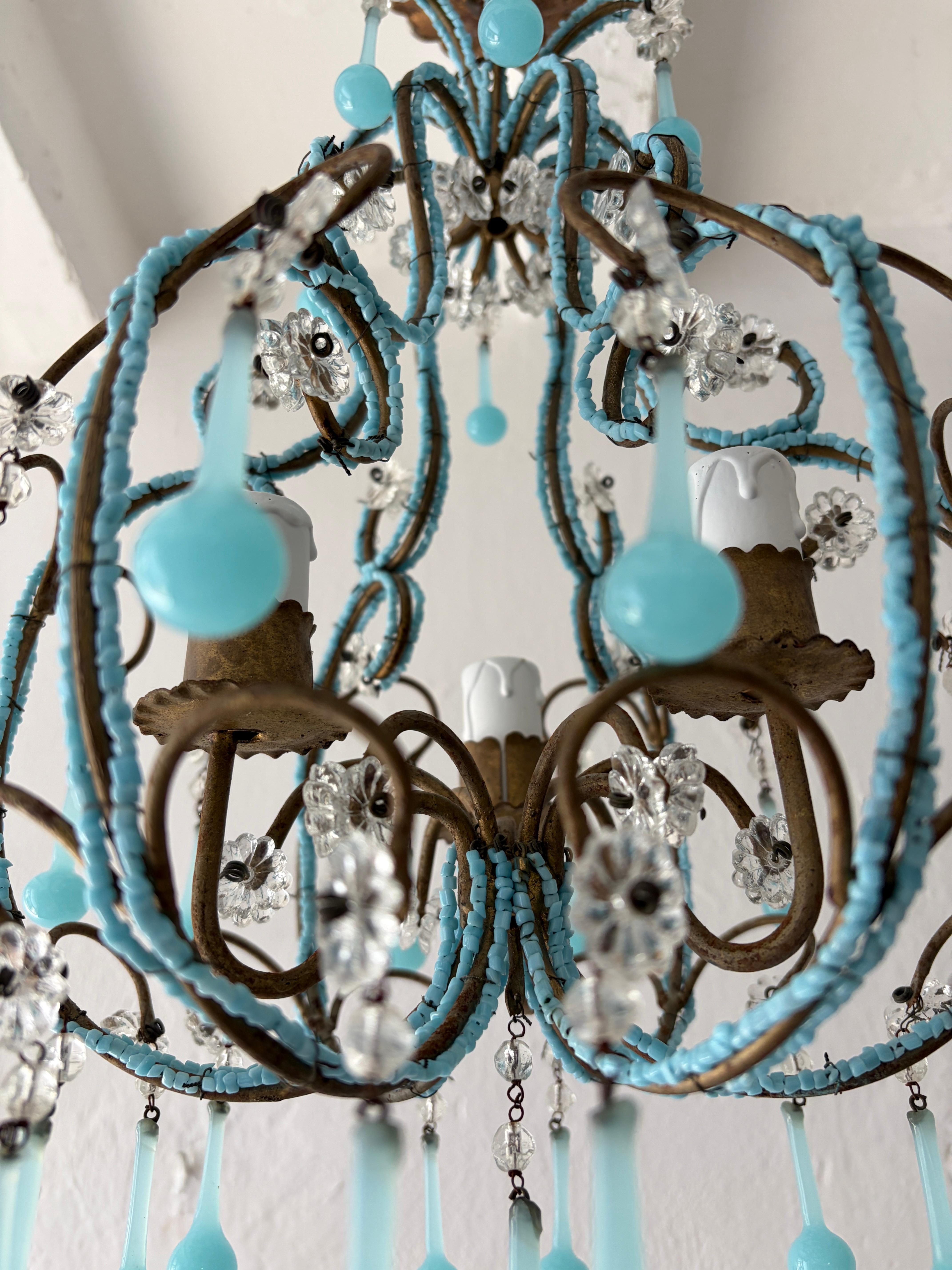 Lustre en perles d'opaline bleue, circa 1920 en vente 5