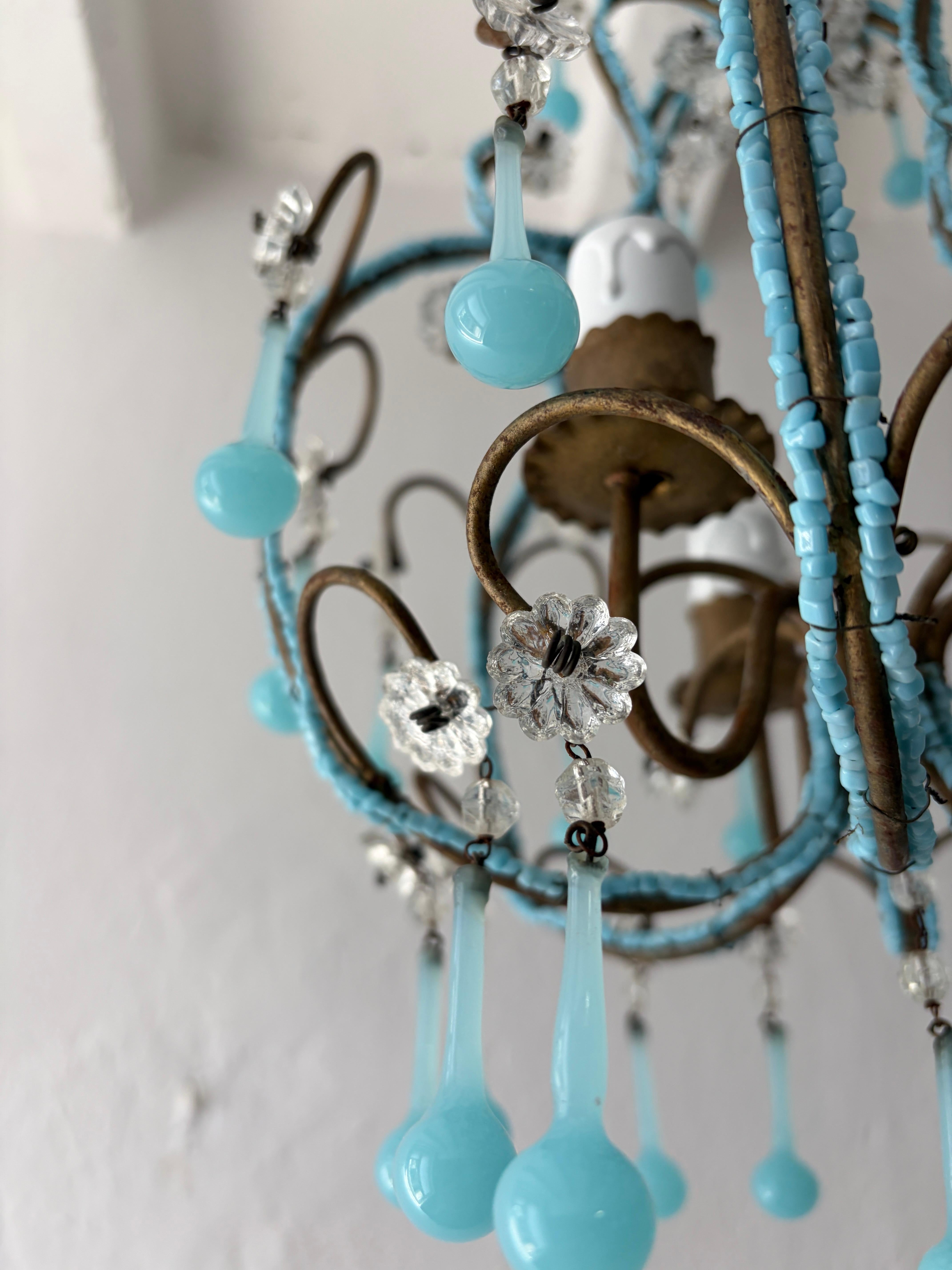 Lustre en perles d'opaline bleue, circa 1920 en vente 6