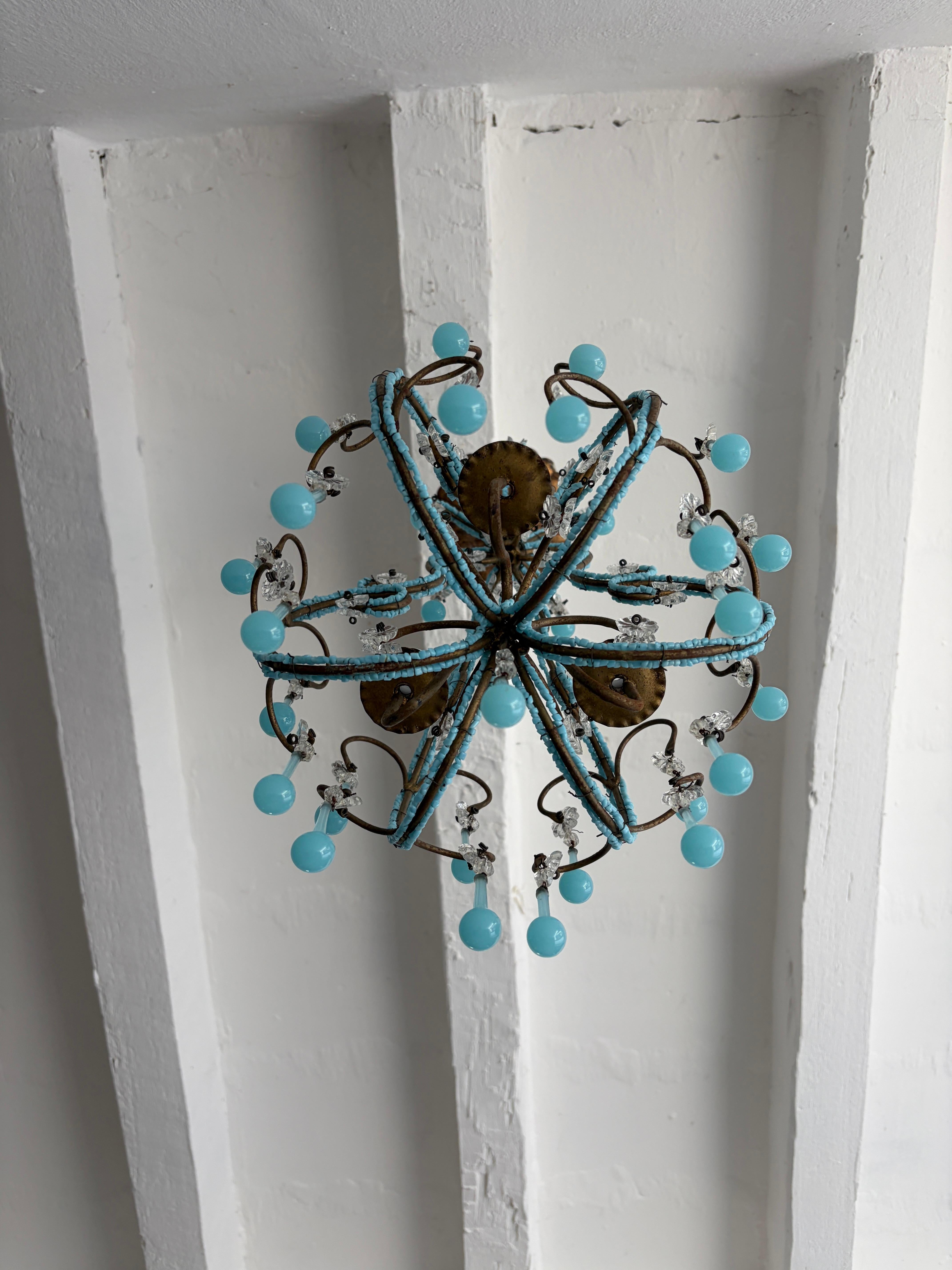 Français Lustre en perles d'opaline bleue, circa 1920 en vente