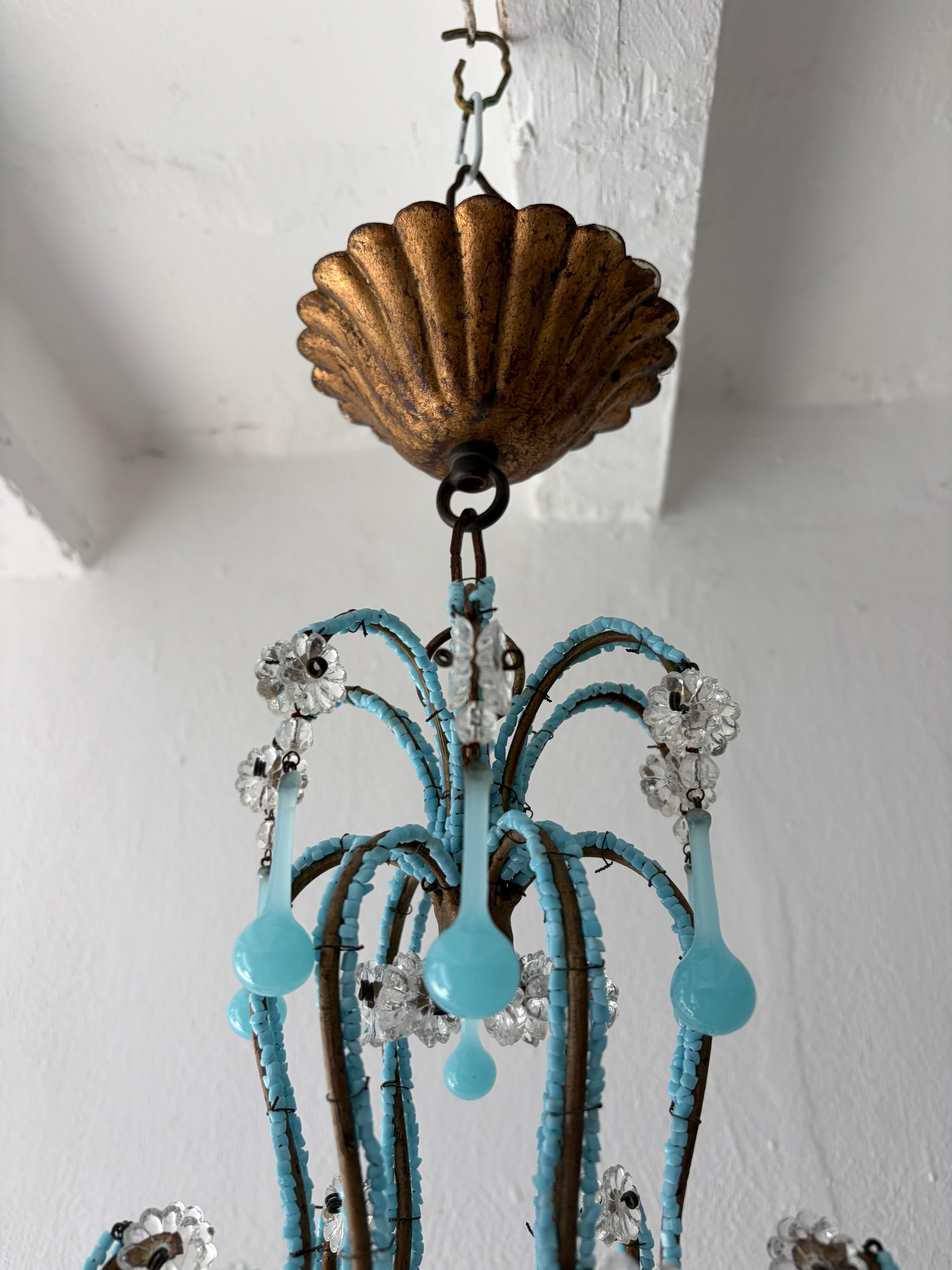 Lustre en perles d'opaline bleue, circa 1920 Bon état - En vente à Firenze, Toscana