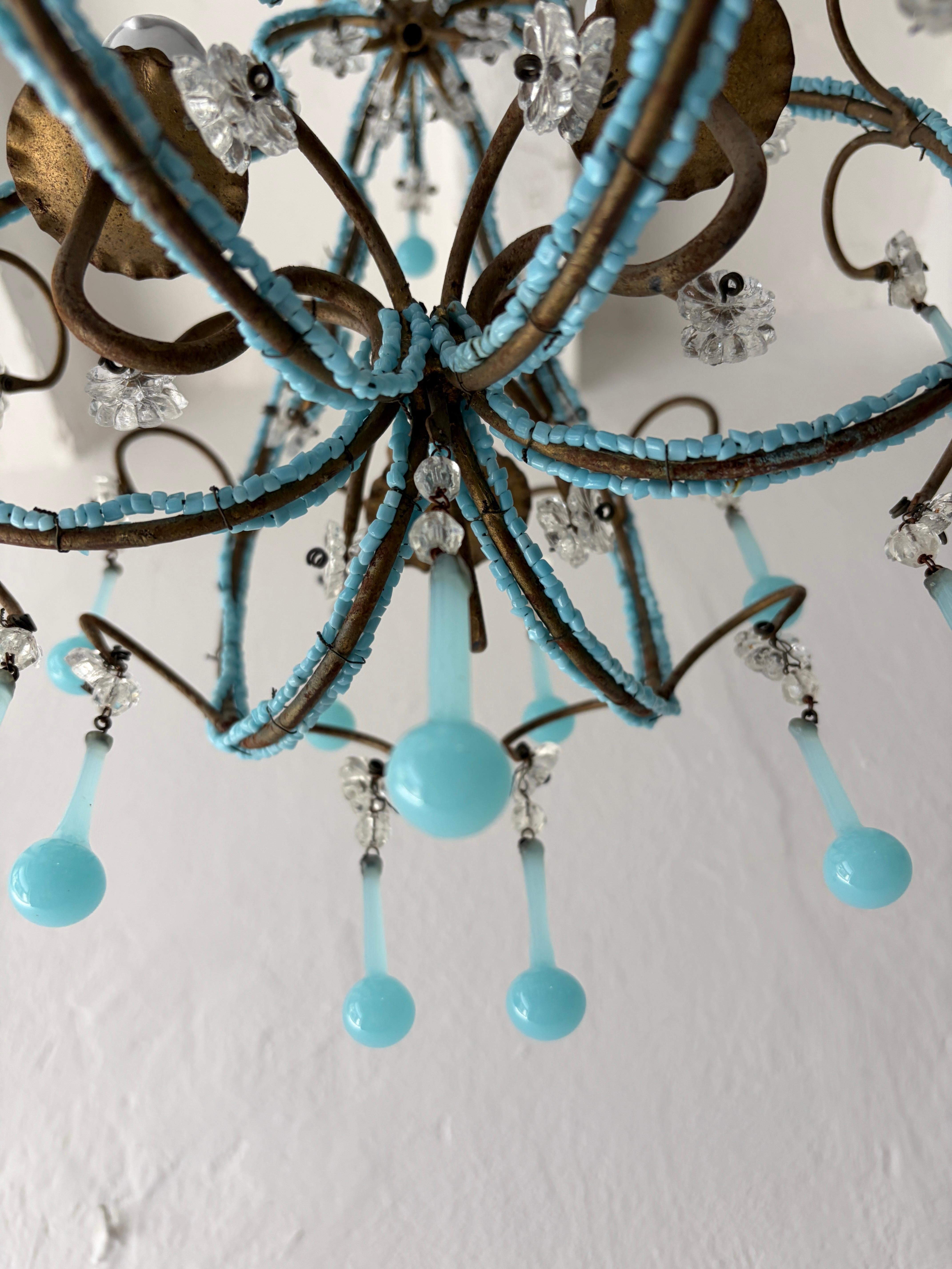 Lustre en perles d'opaline bleue, circa 1920 en vente 1