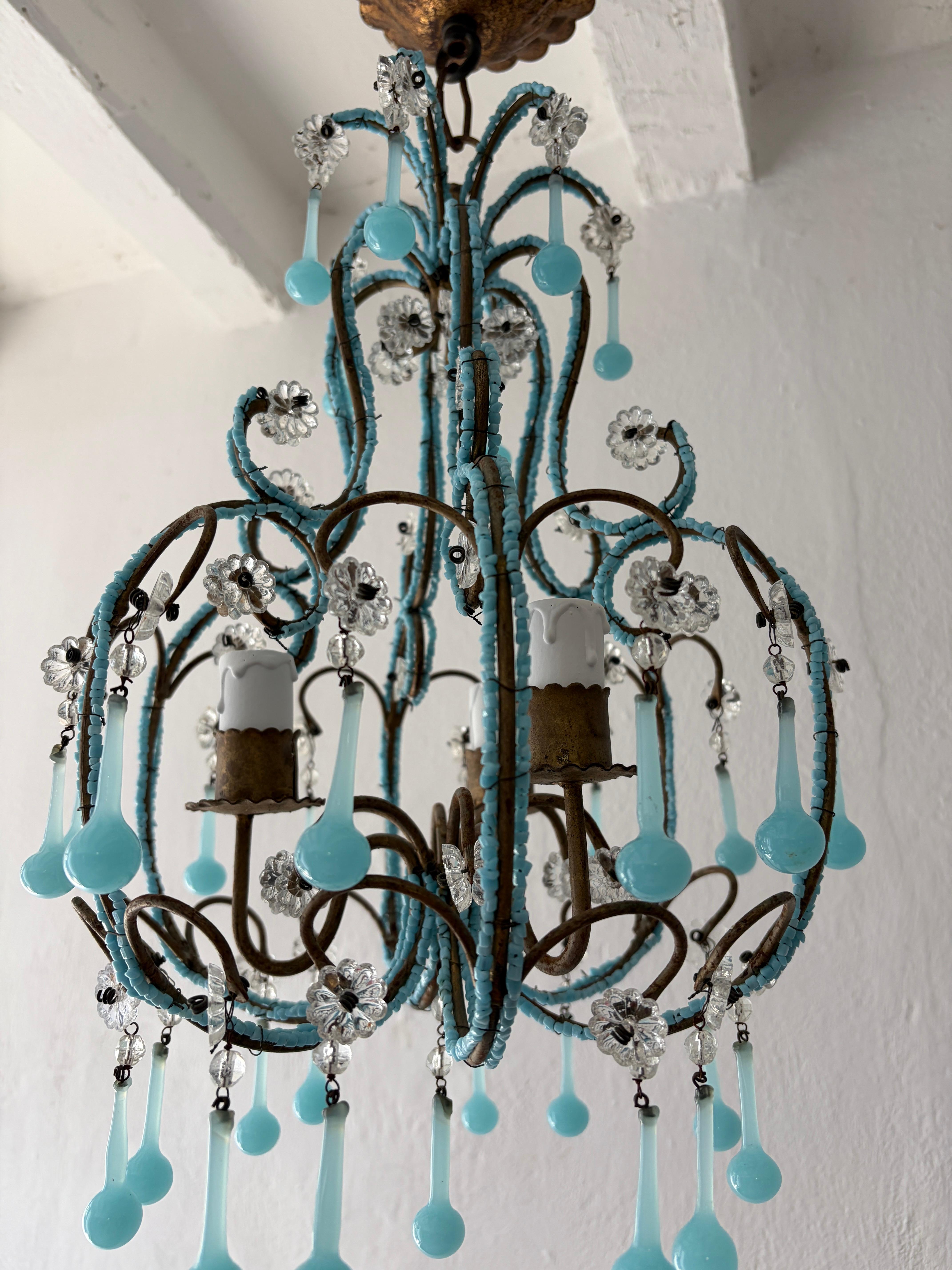 Lustre en perles d'opaline bleue, circa 1920 en vente 2