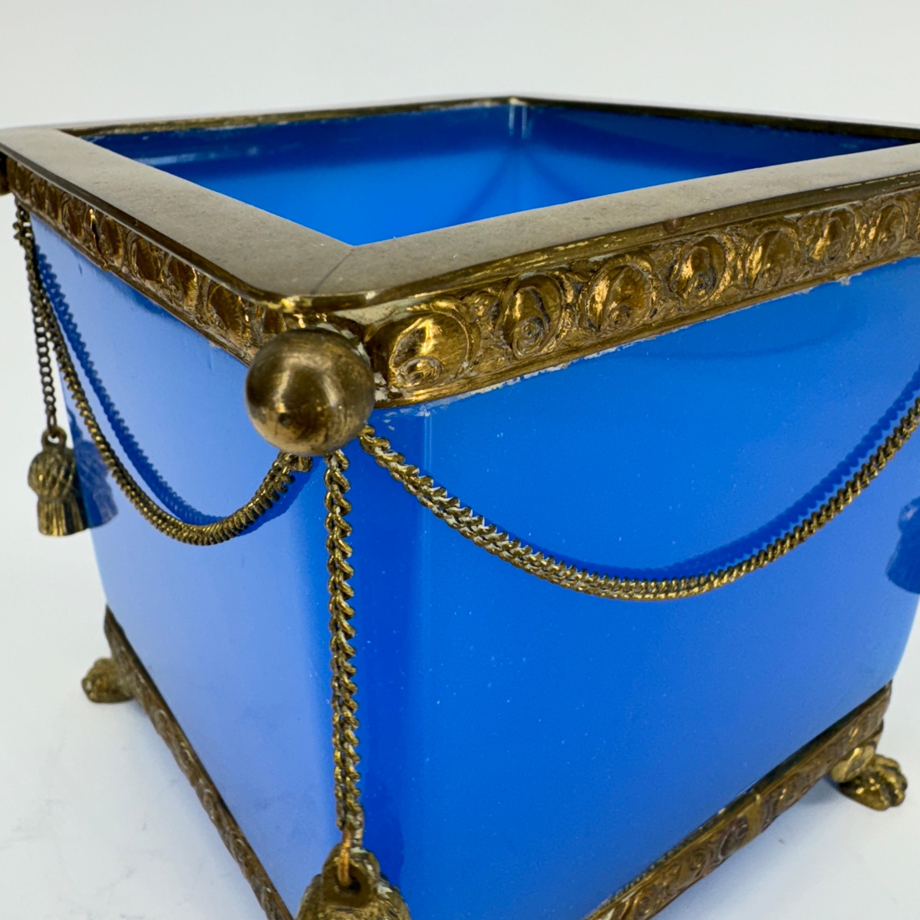 Début du 20ème siècle Cube en verre opalin bleu et jardinière en laiton doré en vente