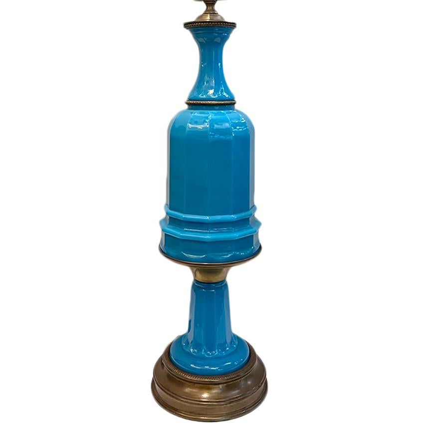 Eine französische Opalglas-Tischlampe aus den 1920er Jahren.

Abmessungen:
Höhe des Körpers: 21