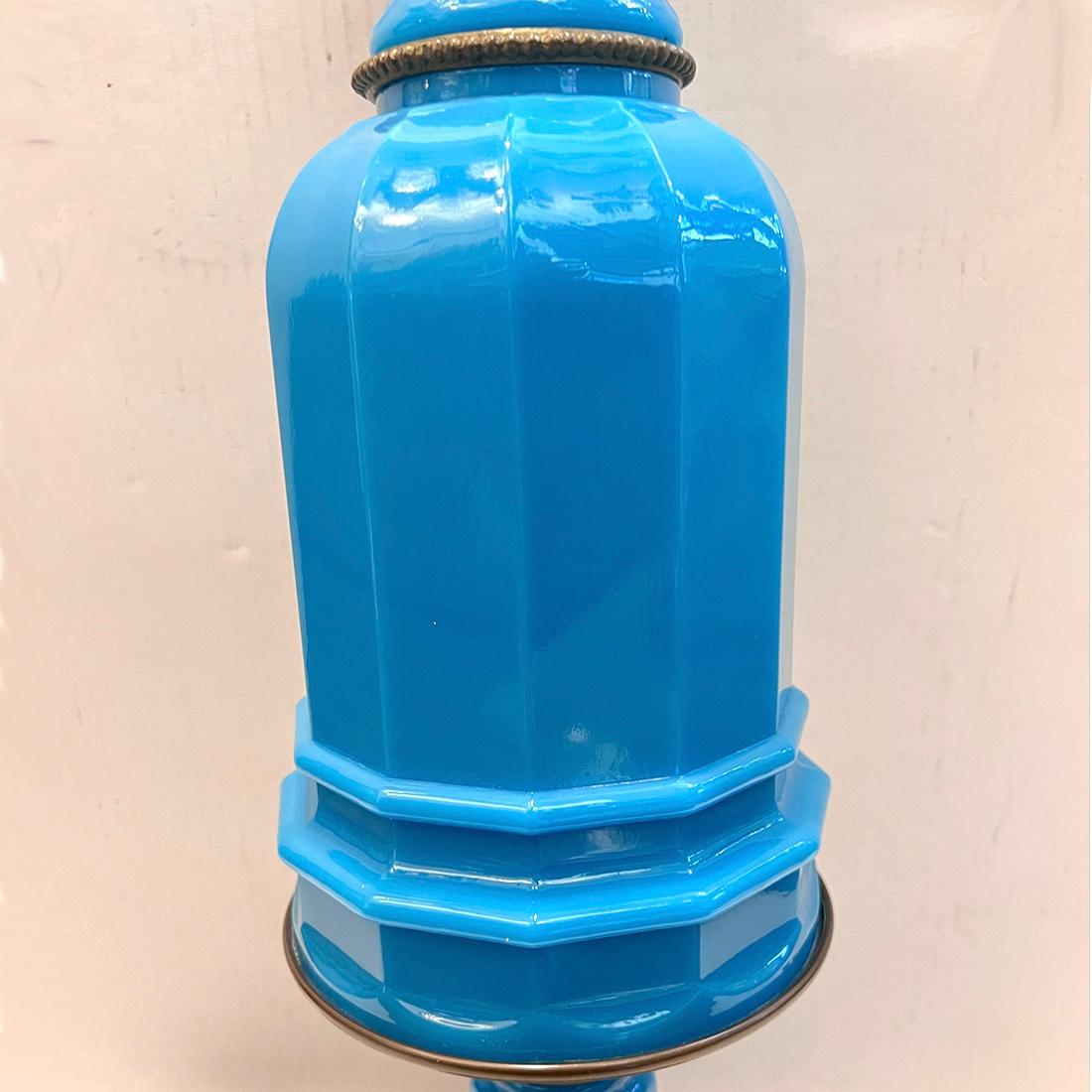 Blaue Opalglas-Tischlampe (Frühes 20. Jahrhundert) im Angebot