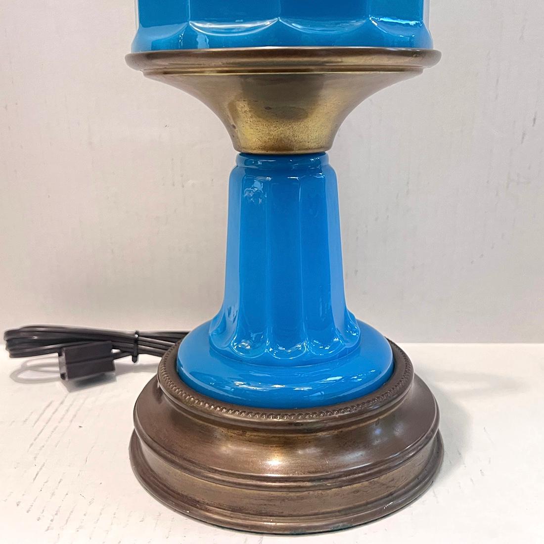 Blaue Opalglas-Tischlampe (Bronze) im Angebot