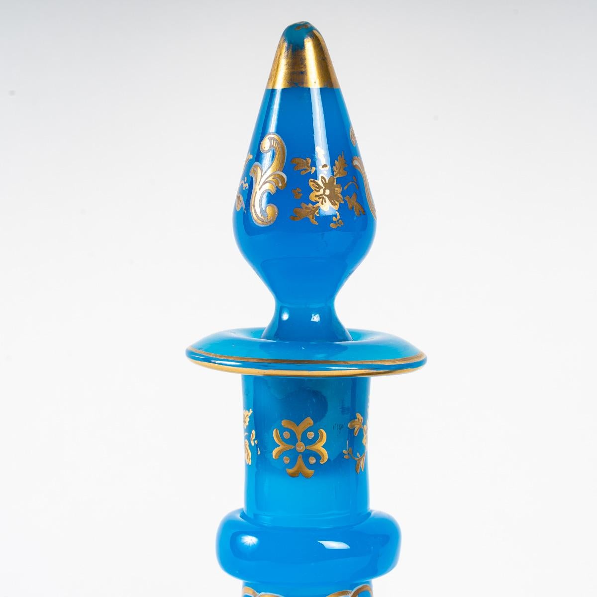 Blue enamelled opaline goblet and lid, 19th century, Napoleon III period.
H: 27 cm, d: 12 cm
ref 3104