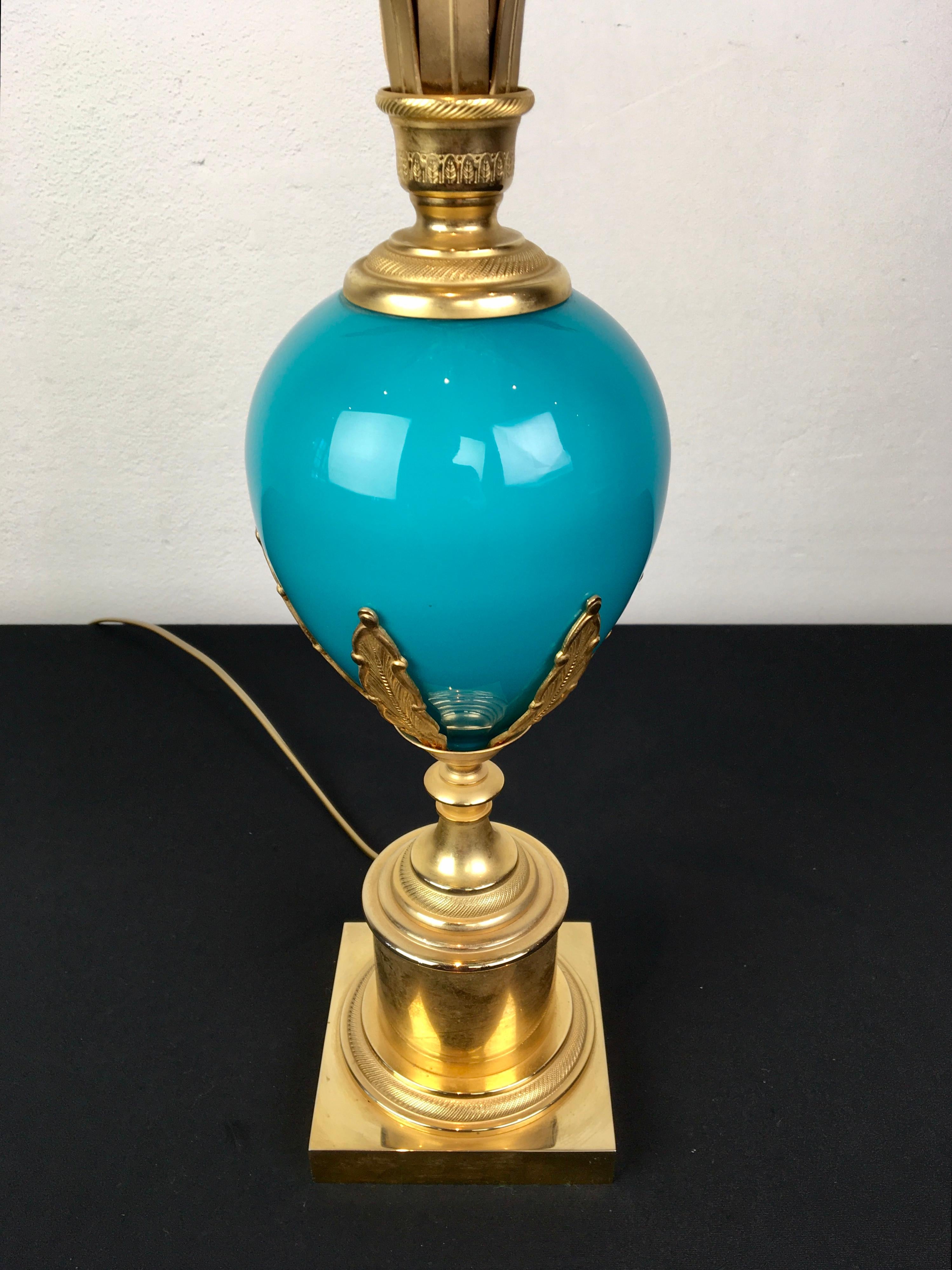 Laiton Lampe de bureau en forme d'œuf d'autruche bleue opalin, S.A. Boulanger, Belgique en vente