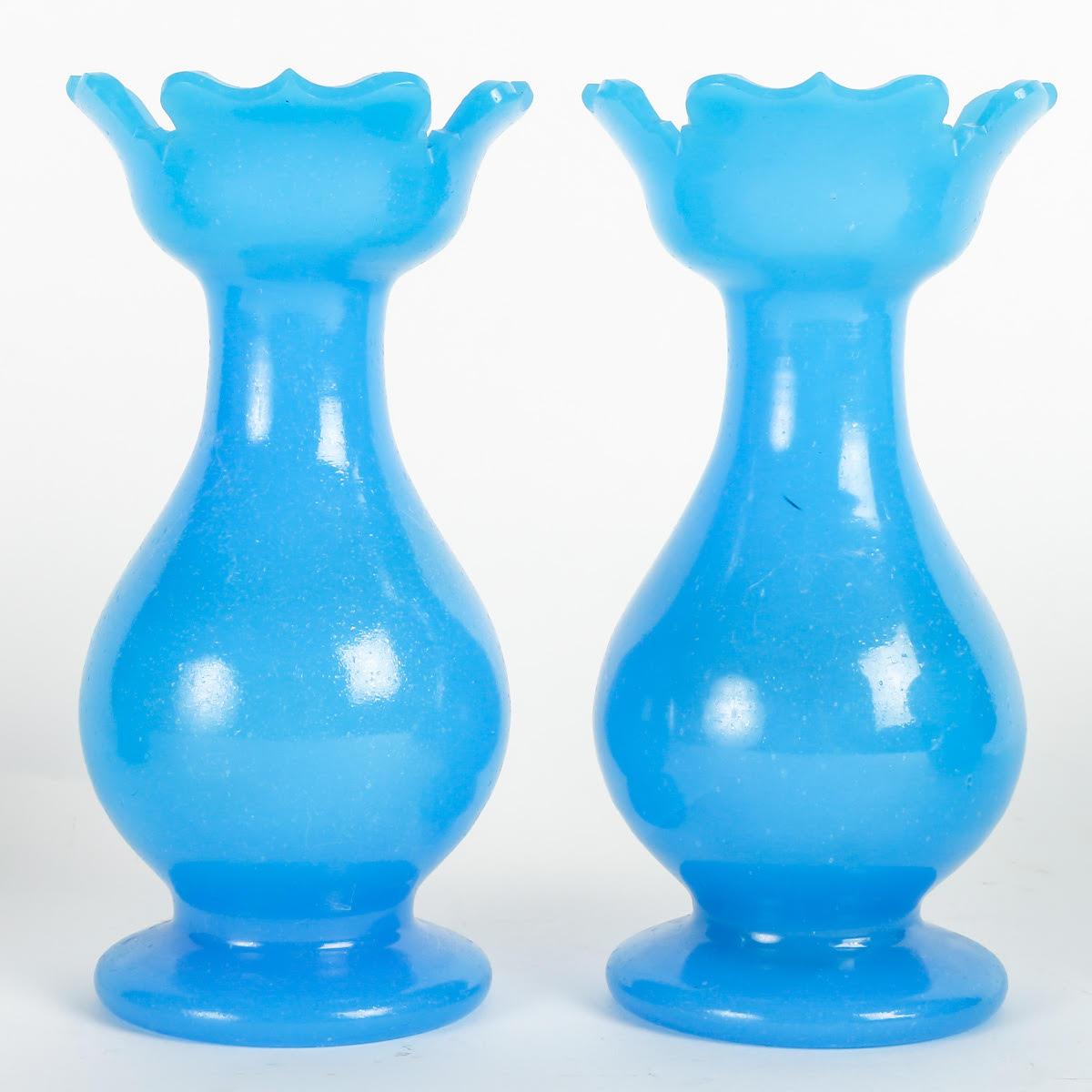 Blue Opaline set, 19th century, Napoleon III period.

A circular box, two small baluster vases and two spittoons, 19th century, Napoleon III period.

Dimensions:

Box: h: 11cm, d: 8cm

Vases: h: 15cm

Spittoons: h: 12cm, d: 22cm