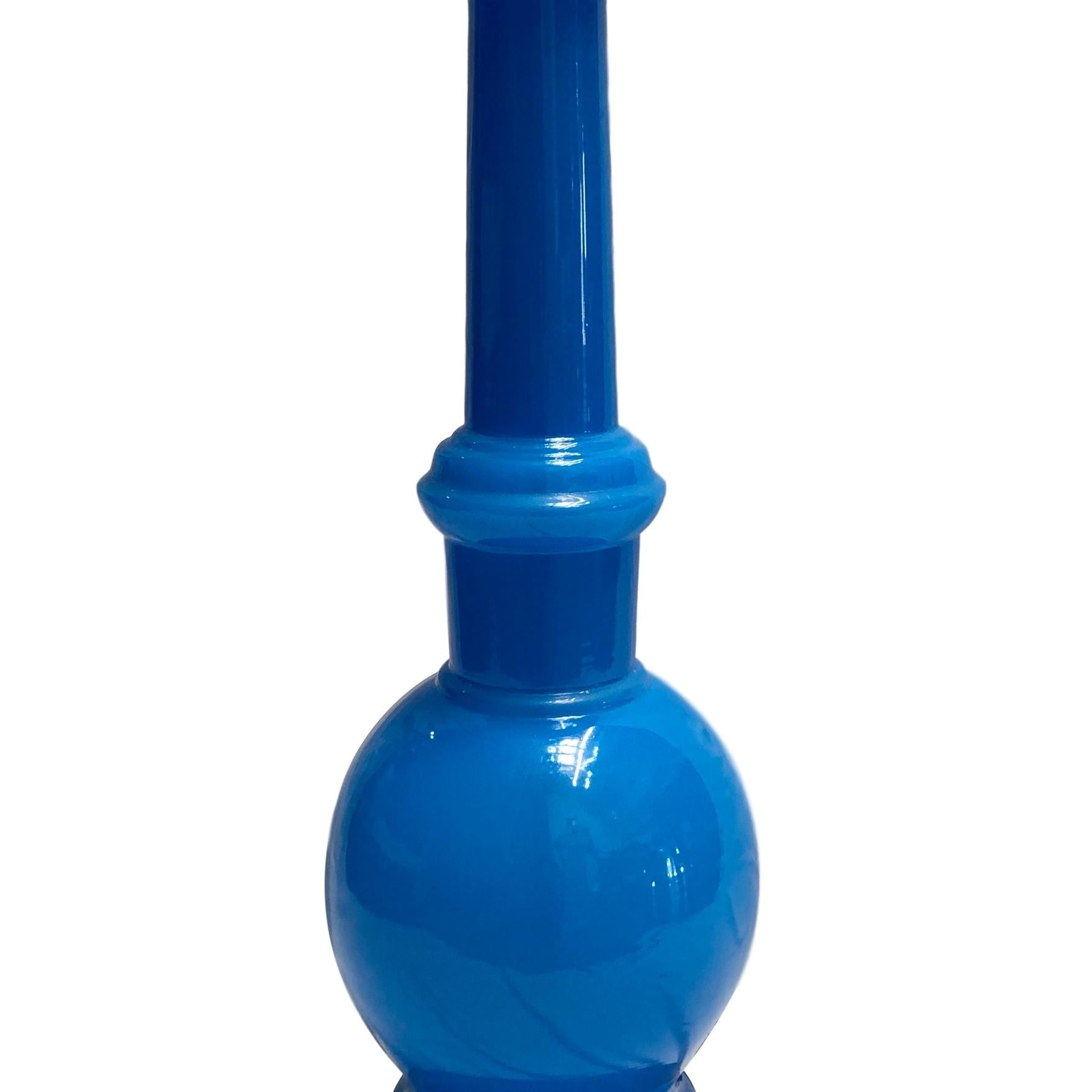 Milieu du XXe siècle Lampe de table opalin bleu en vente