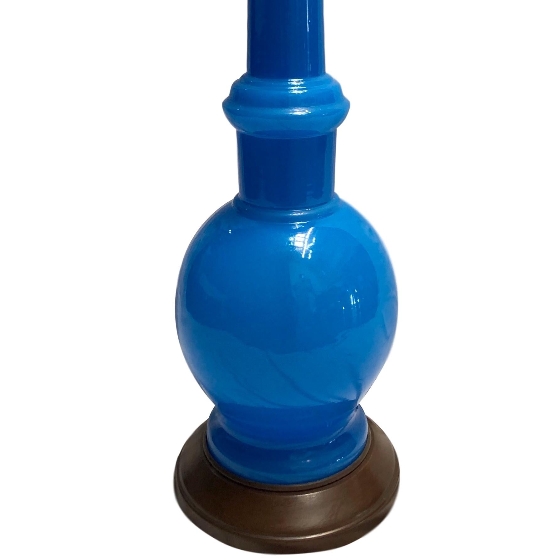 Français Lampe de table opalin bleu en vente