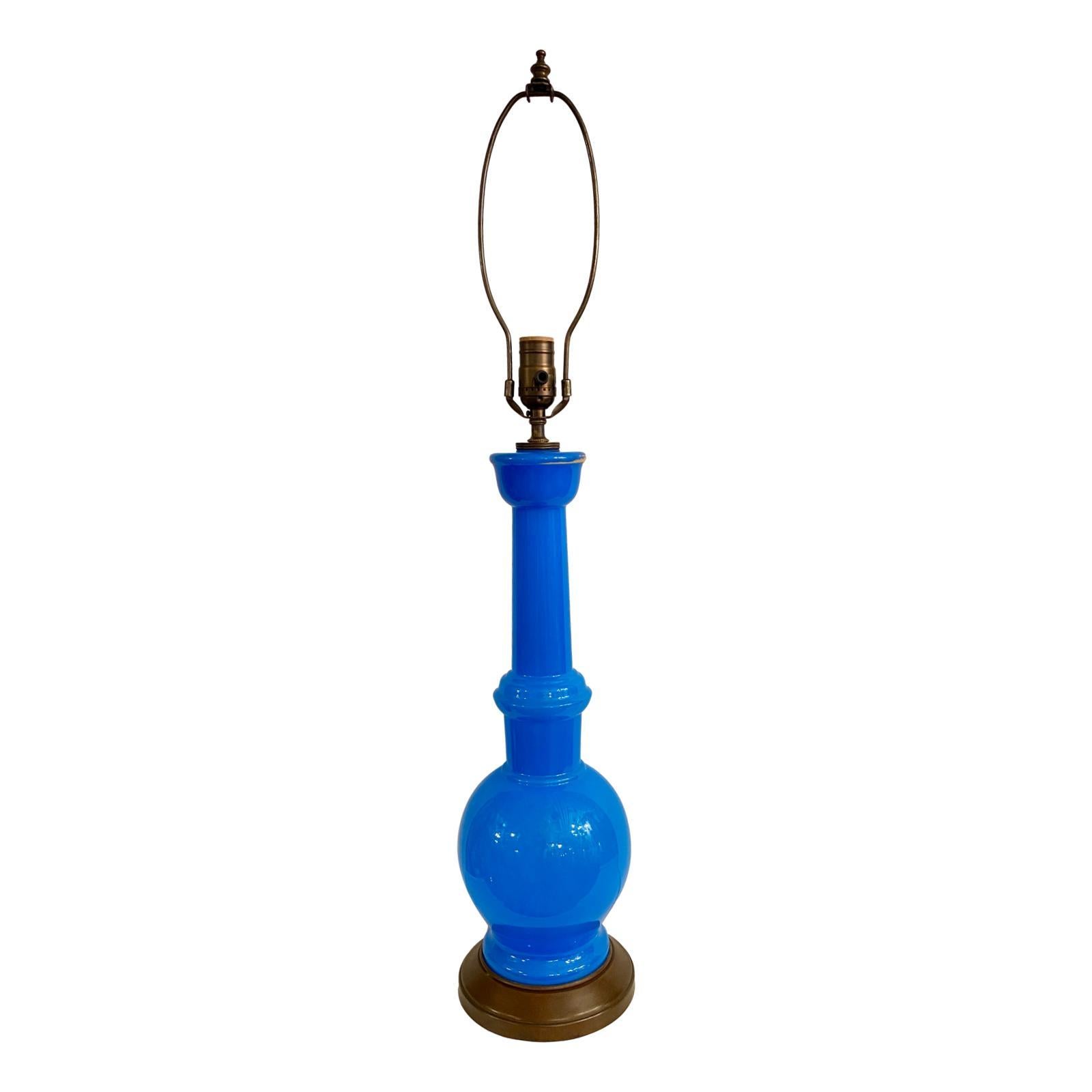 Lampe de table en verre opalin bleu, d'origine française, datant des années 1930.

Mesures :
Hauteur du corps : 23
Diamètre au plus large : 7 pouces