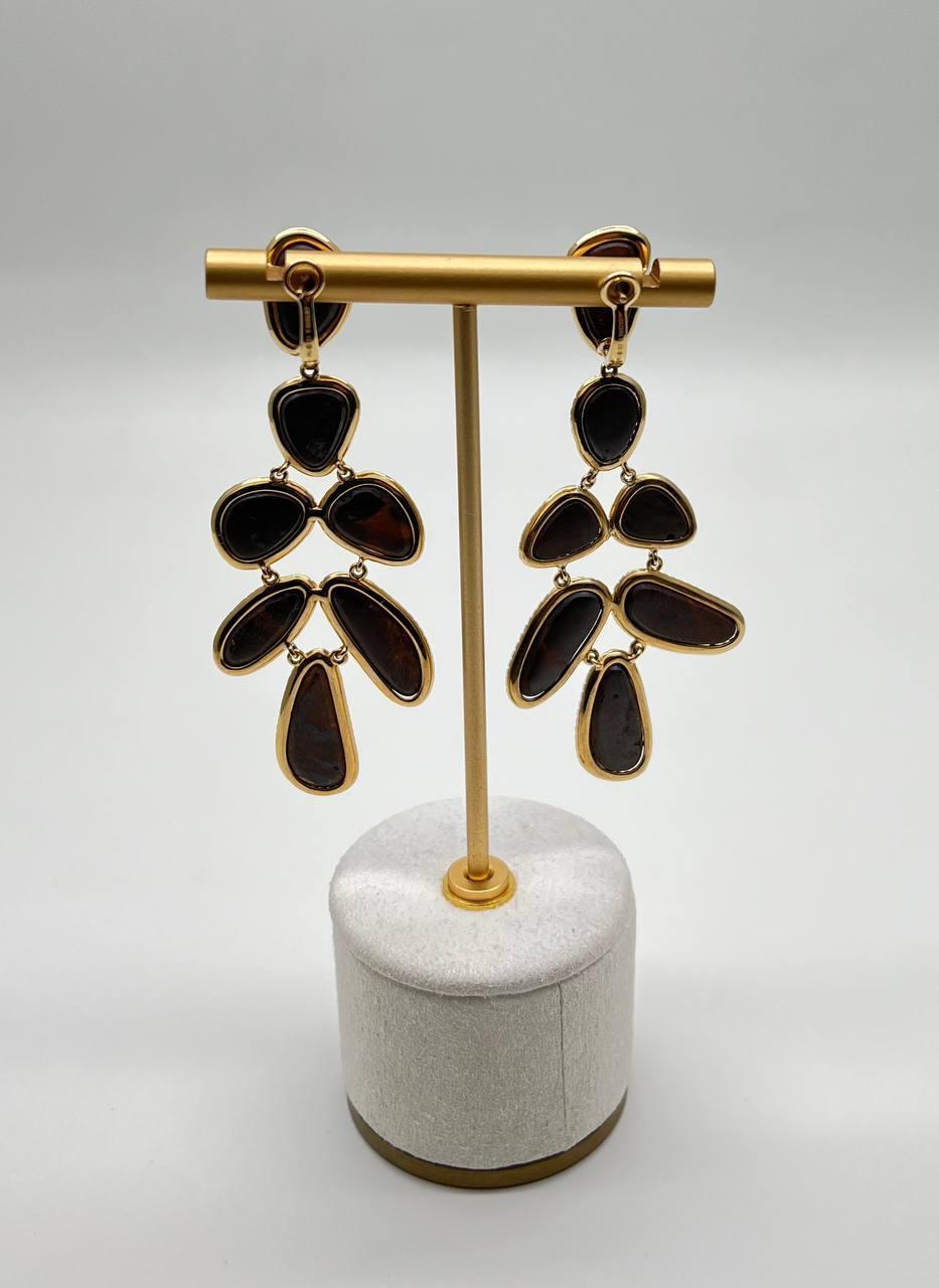 Contemporain Boucles d'oreilles pendantes uniques en or jaune 18 carats avec opales bleues et halo de diamants en vente