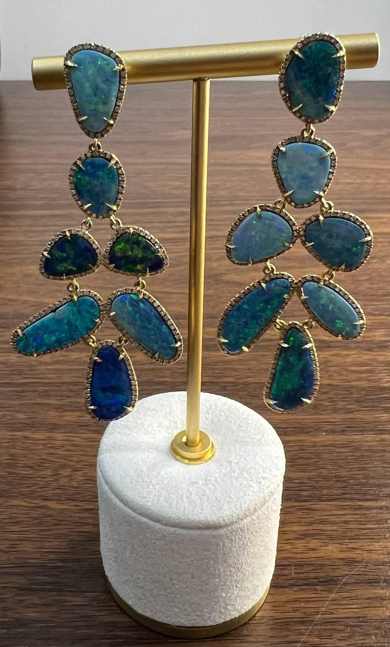 Boucles d'oreilles pendantes uniques en or jaune 18 carats avec opales bleues et halo de diamants Pour femmes en vente