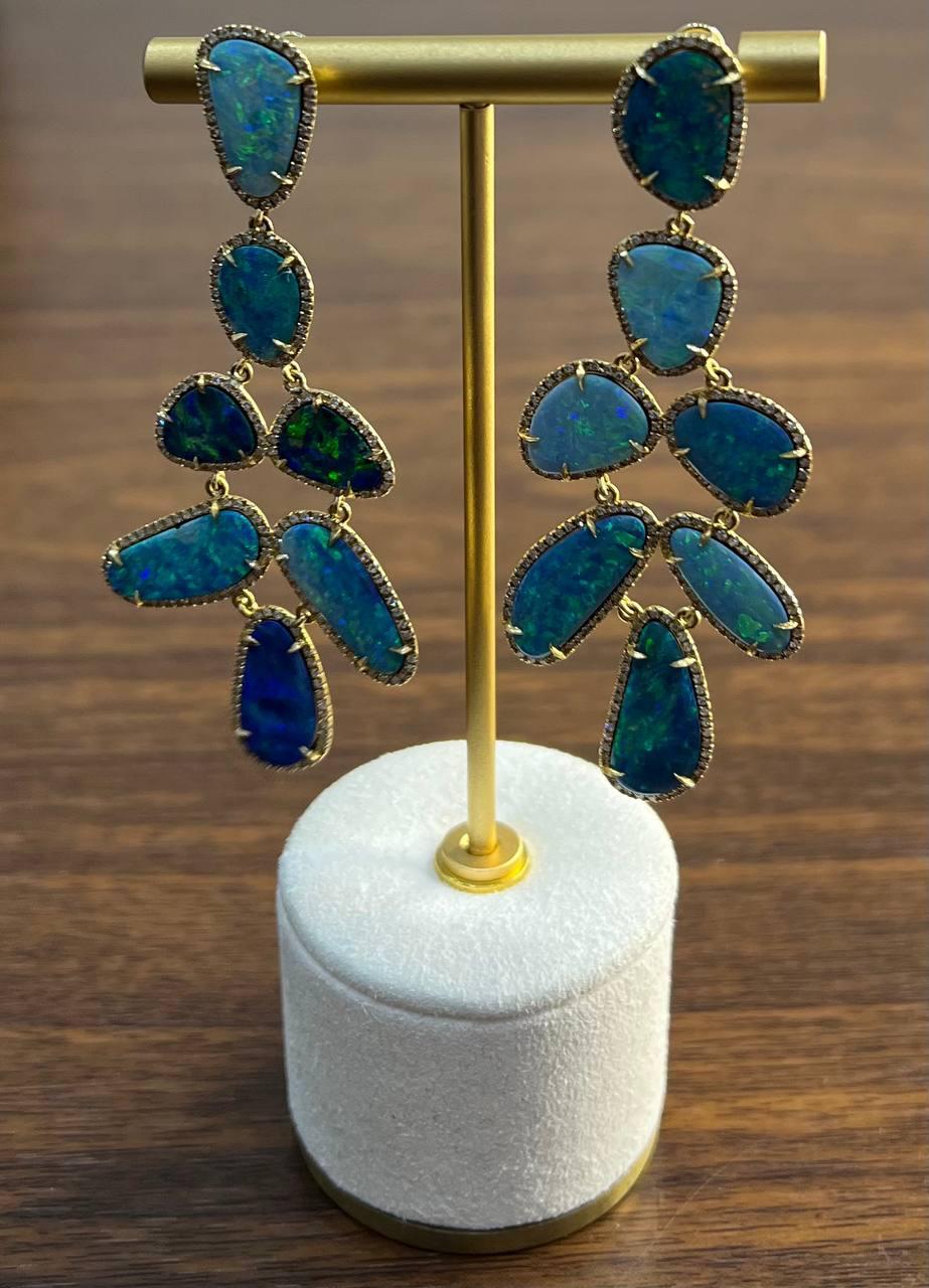 Boucles d'oreilles pendantes uniques en or jaune 18 carats avec opales bleues et halo de diamants en vente 1