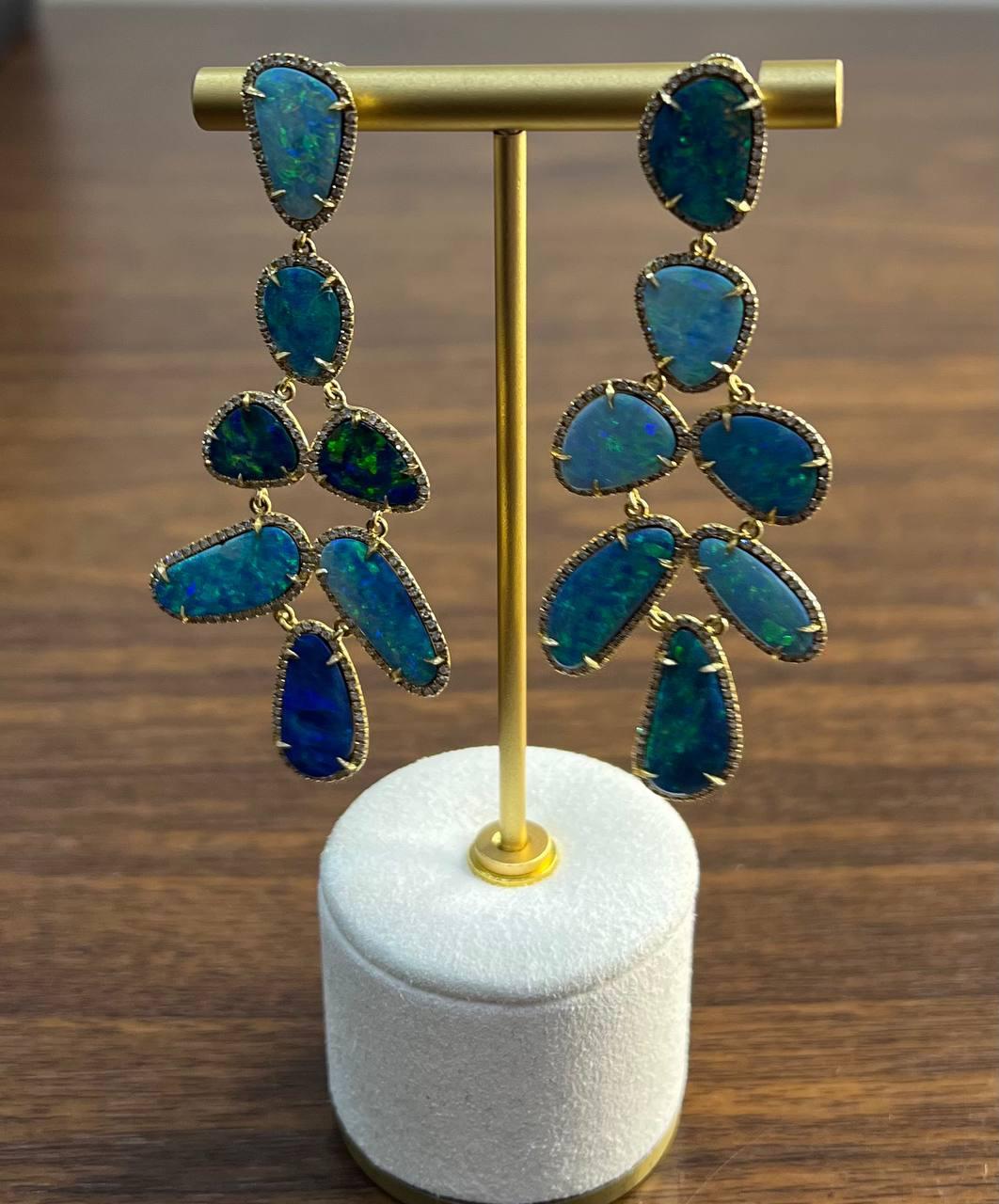Boucles d'oreilles pendantes uniques en or jaune 18 carats avec opales bleues et halo de diamants en vente 2