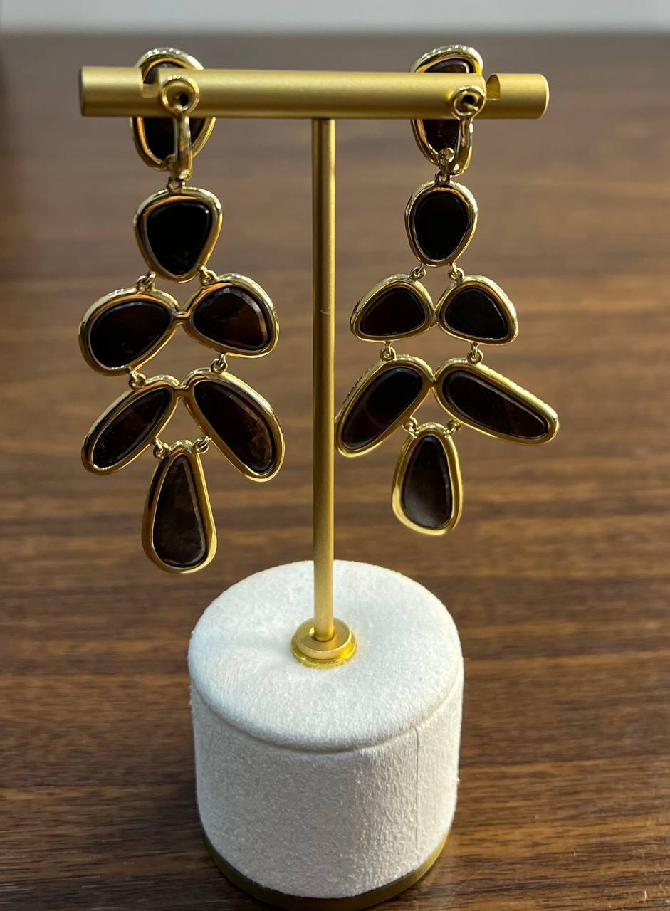 Boucles d'oreilles pendantes uniques en or jaune 18 carats avec opales bleues et halo de diamants en vente 3