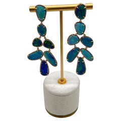 Pendientes Únicos de Oro Amarillo de 18 Kilates con Ópalos Azules y Halo de Diamantes