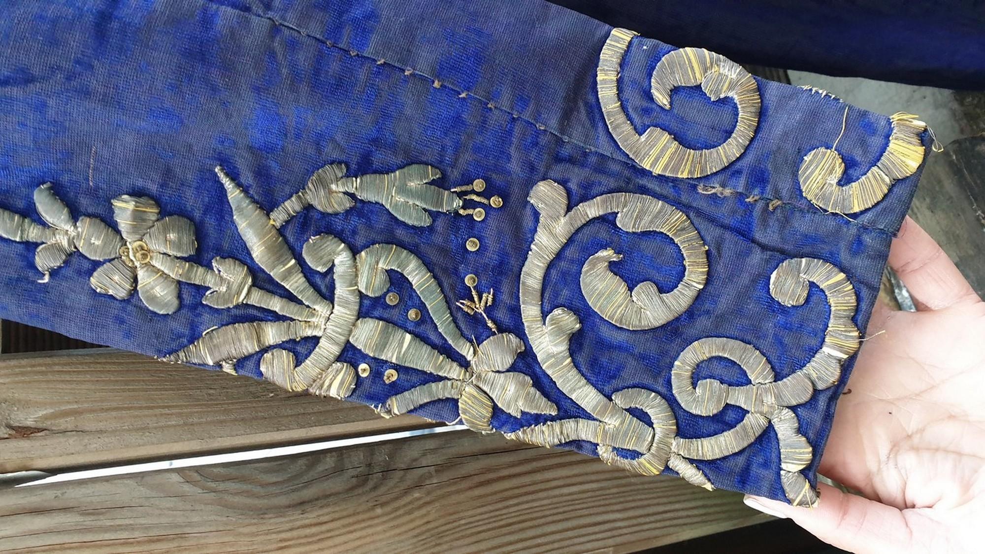Blauer orientalischer Kaftan mit silberner Fadenstickerei, XIX. Jahrhundert im Angebot 3