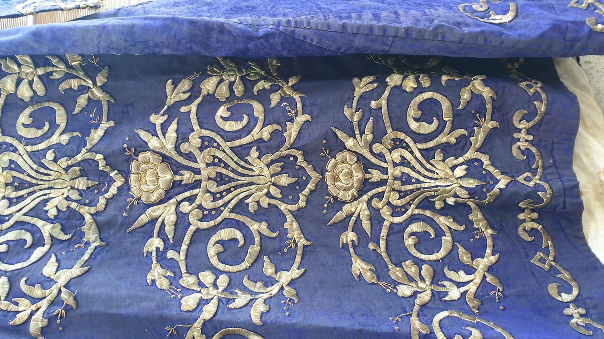 Caftan oriental bleu avec broderie en fil d'argent, XIXe siècle en vente 5