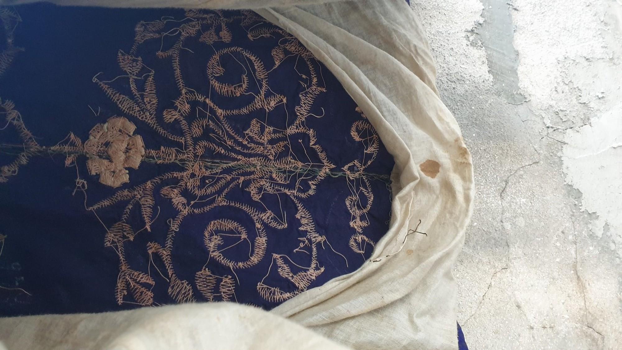 Blauer orientalischer Kaftan mit silberner Fadenstickerei, XIX. Jahrhundert im Angebot 5