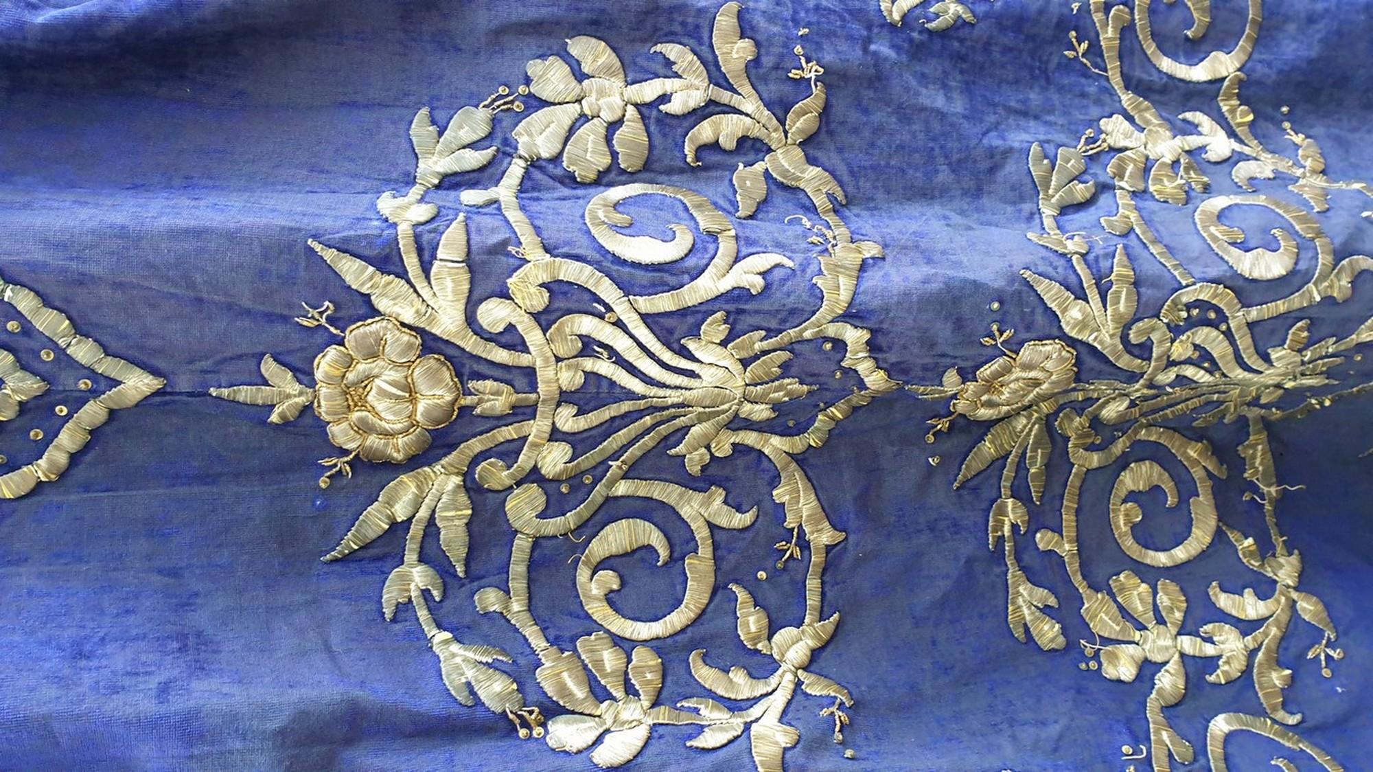 Blauer orientalischer Kaftan mit silberner Fadenstickerei, XIX. Jahrhundert im Angebot 7