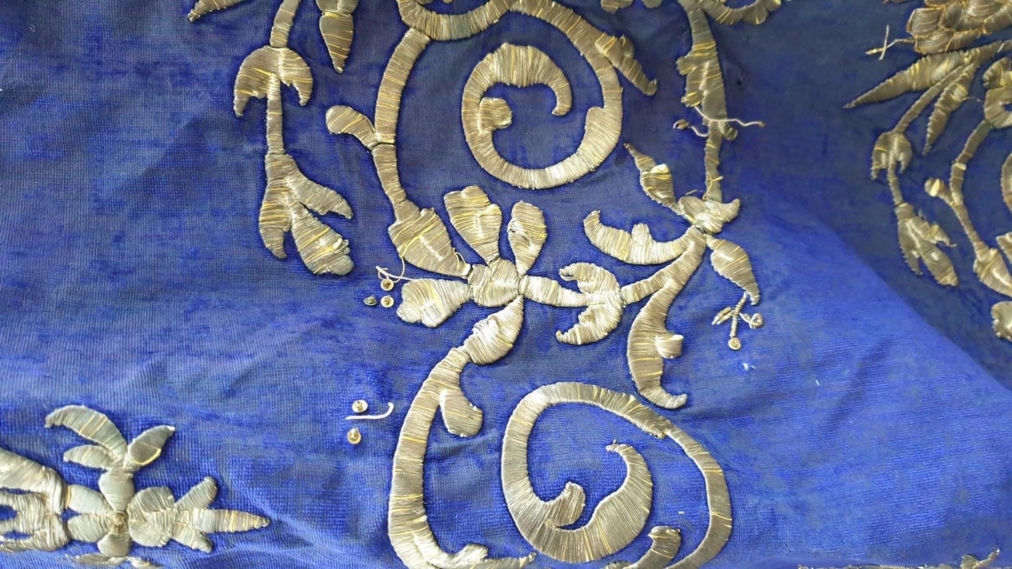 Caftan oriental bleu avec broderie en fil d'argent, XIXe siècle en vente 9