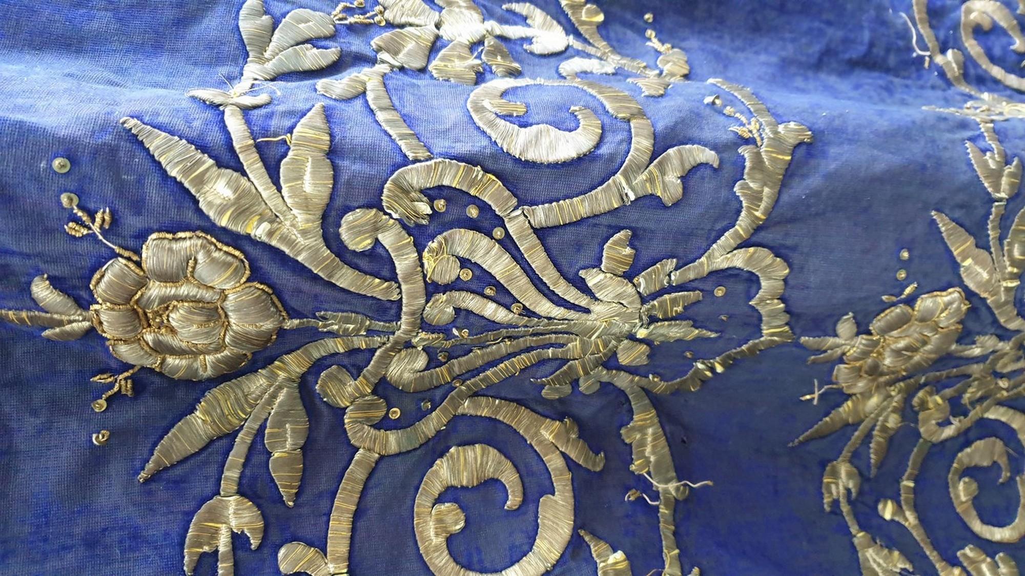 Caftan oriental bleu avec broderie en fil d'argent, XIXe siècle en vente 10