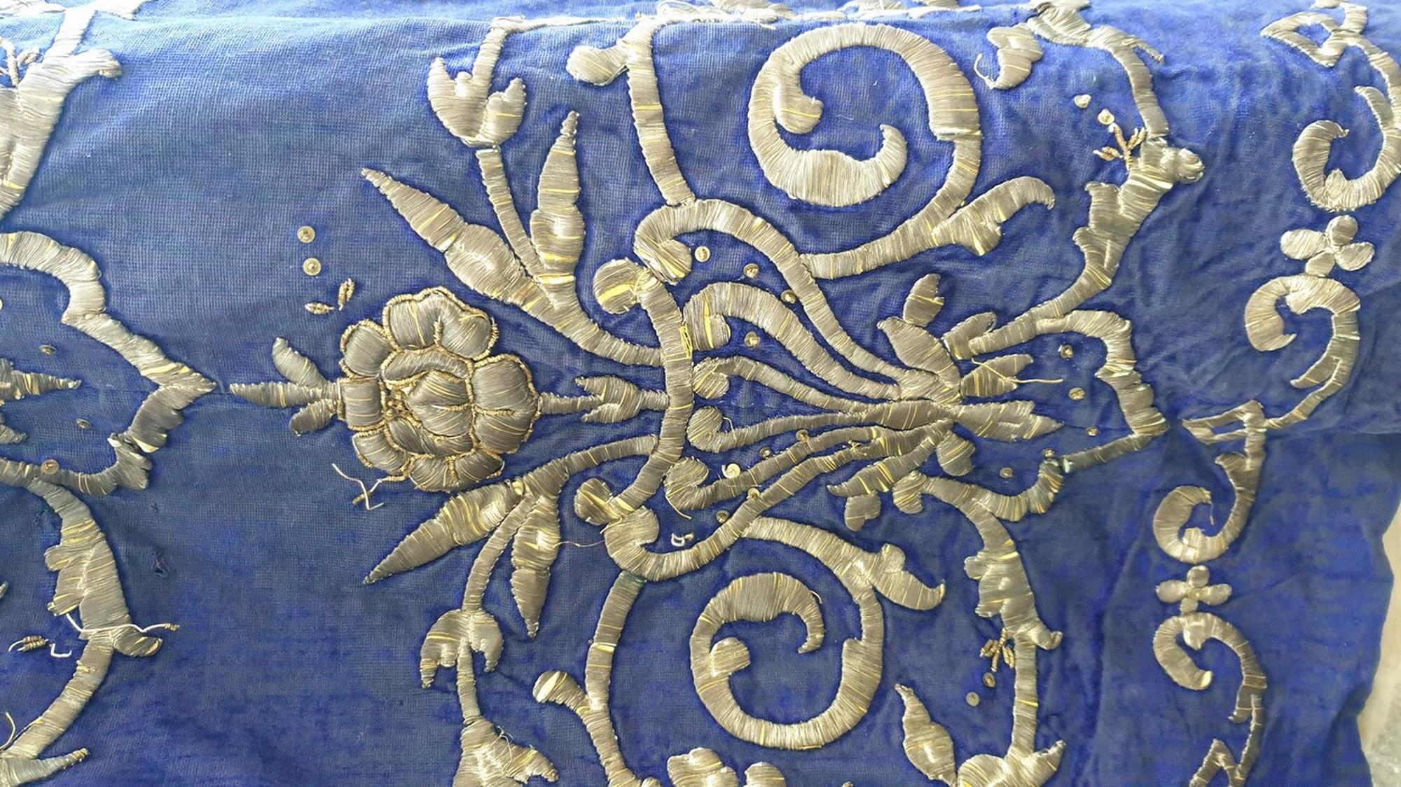 Blauer orientalischer Kaftan mit silberner Fadenstickerei, XIX. Jahrhundert im Angebot 10