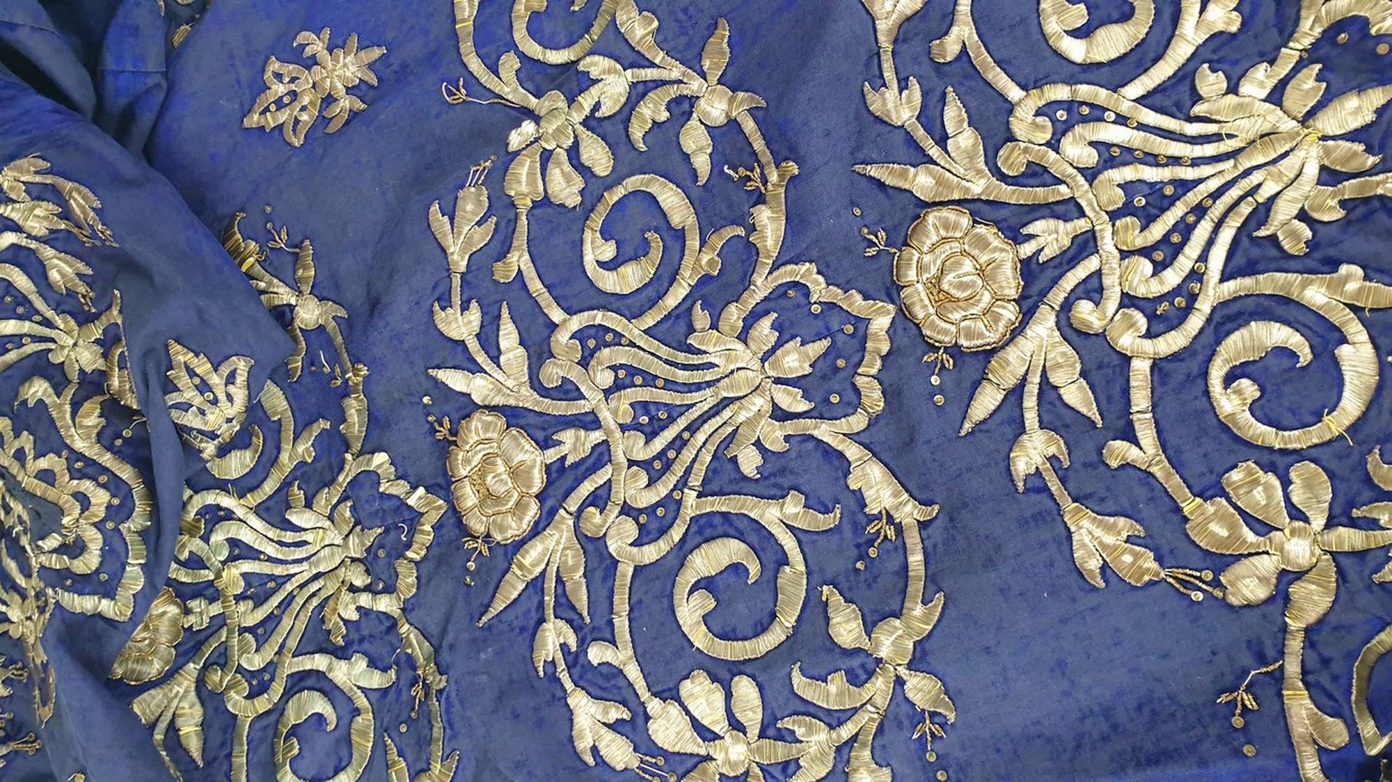 Caftan oriental bleu avec broderie en fil d'argent, XIXe siècle en vente 12