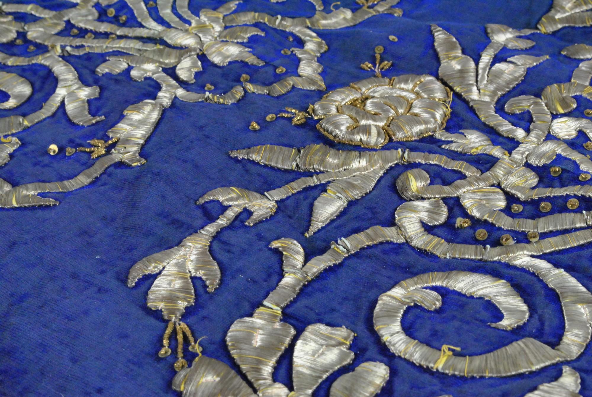 Magnifique caftan oriental en tissu bleu entièrement brodé de fleurs et d'arabesques en fil d'argent

Bon état malgré quelques traces d'usure

19ème siècle

Hauteur d'environ 137 cm