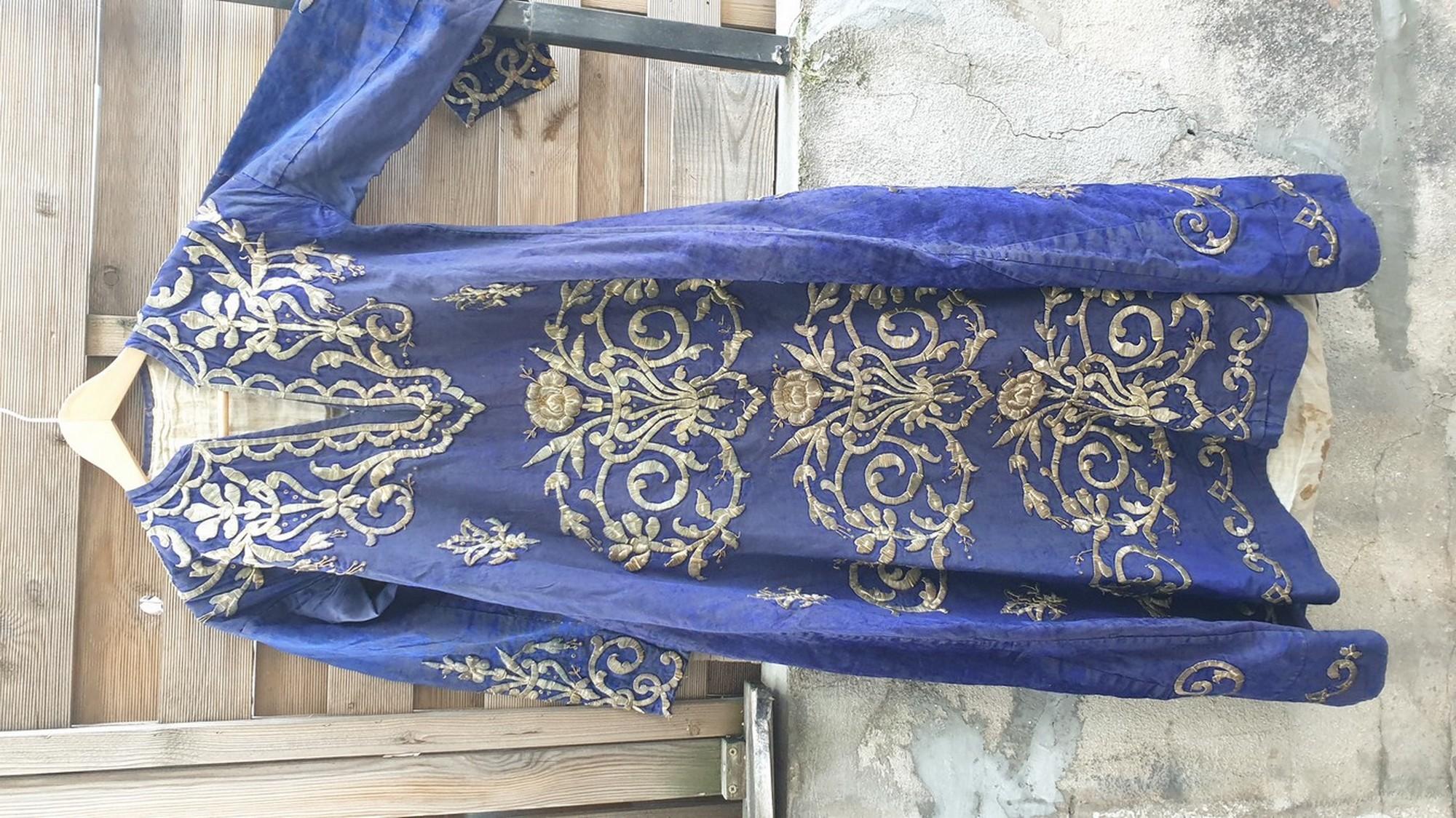 Blauer orientalischer Kaftan mit silberner Fadenstickerei, XIX. Jahrhundert im Zustand „Gut“ im Angebot in MARSEILLE, FR