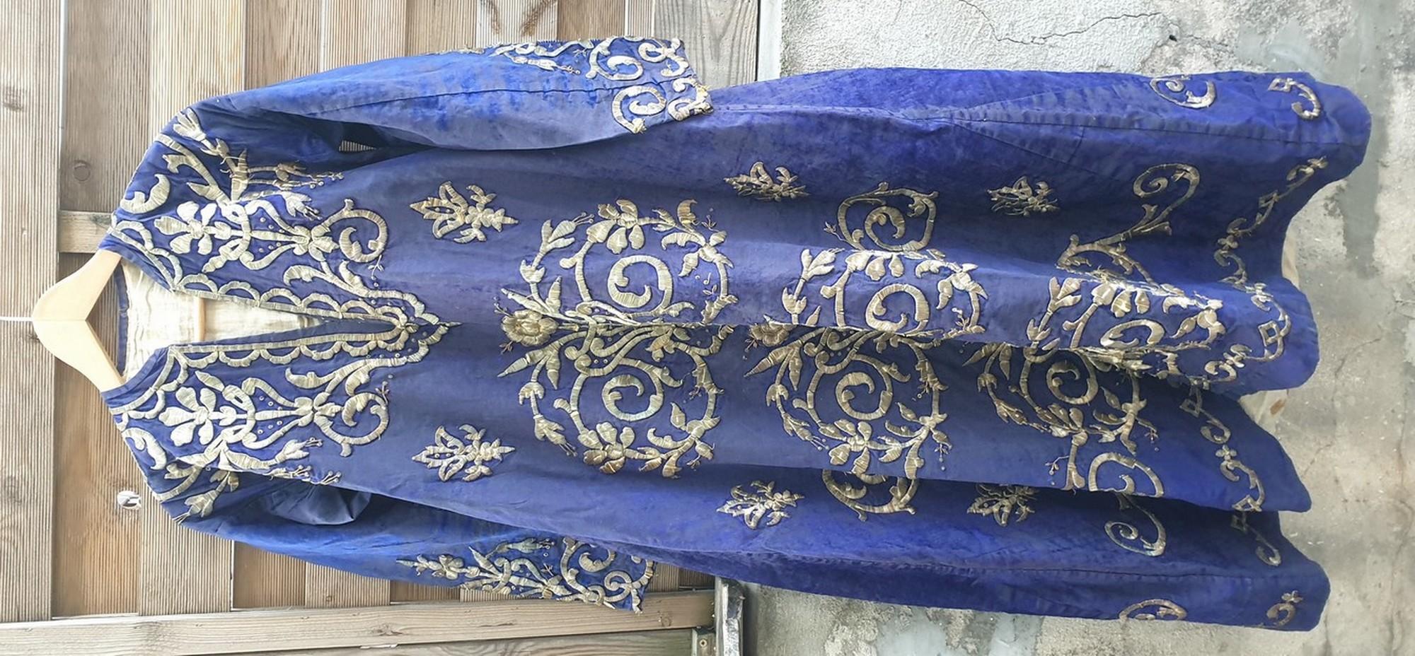 Tessuto Caftano orientale blu con ricamo in filo d'argento, XIX secolo in vendita