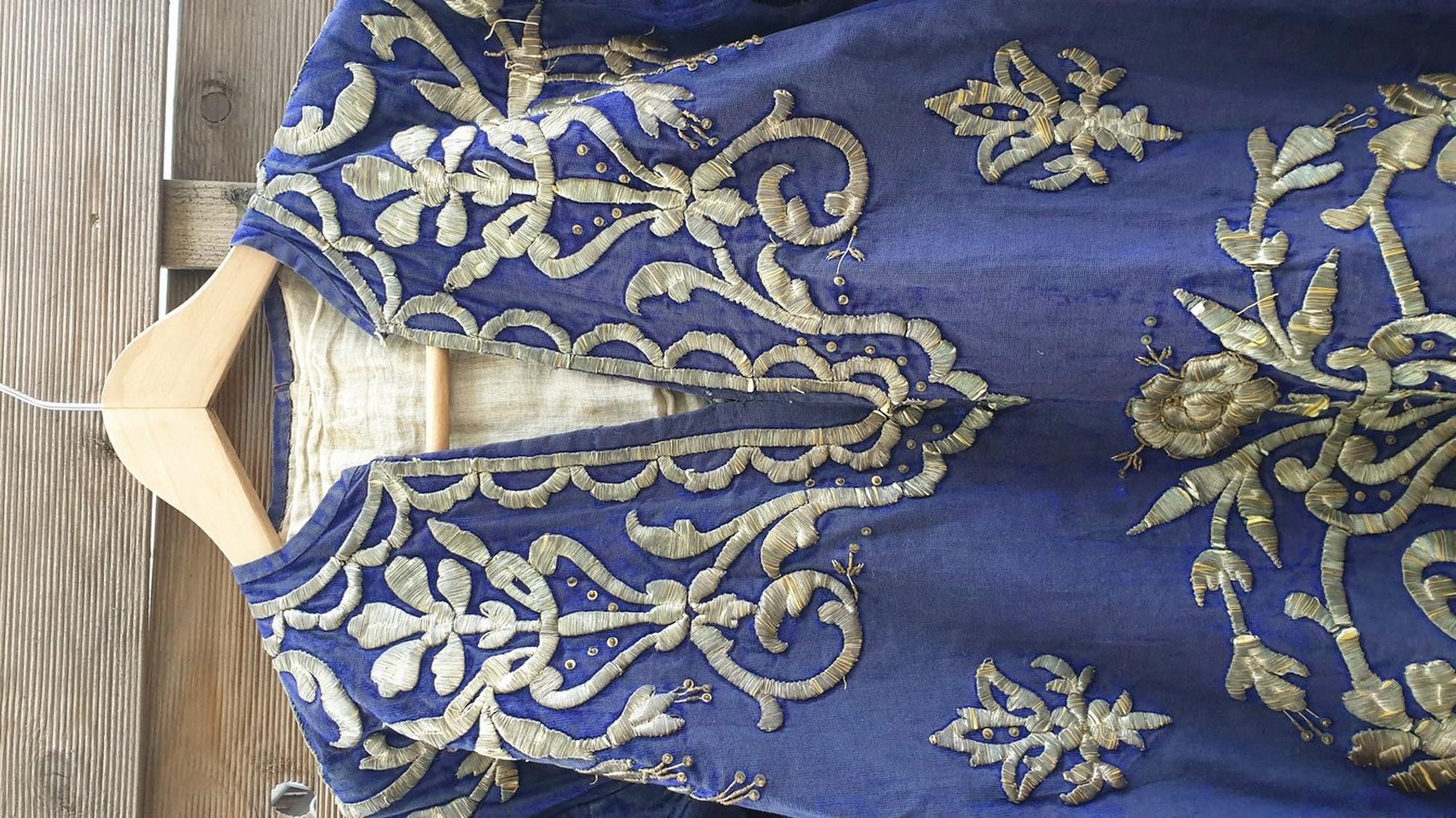 Caftano orientale blu con ricamo in filo d'argento, XIX secolo in vendita 1