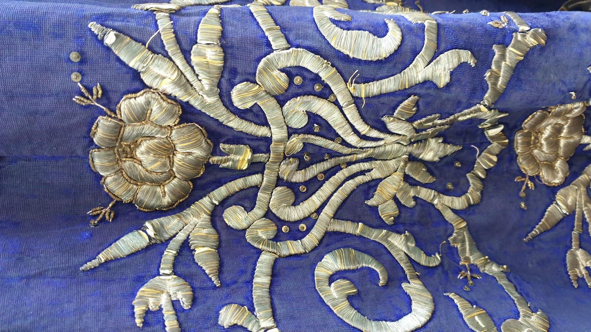 Blauer orientalischer Kaftan mit silberner Fadenstickerei, XIX. Jahrhundert im Angebot 2